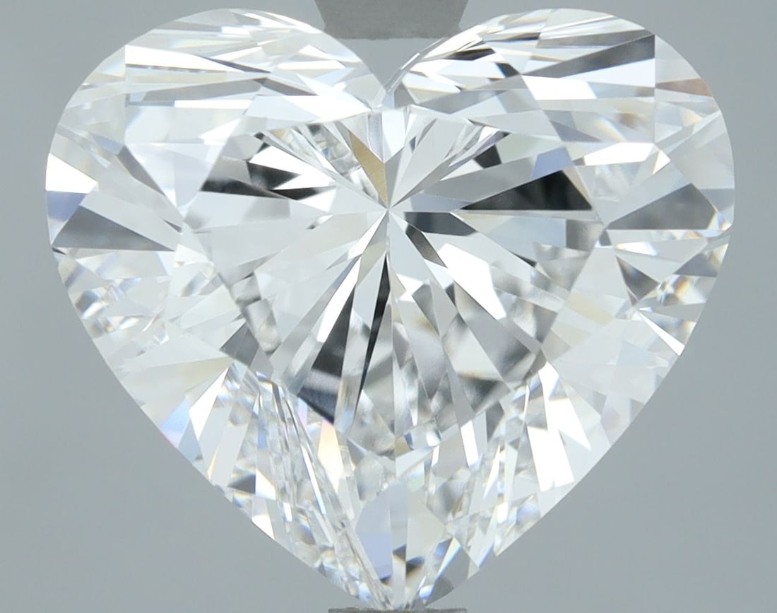 Loose Lab Diamond - IGI Heart 4.02ct D VVS2: Loose Lab Diamond - IGI Heart 4.02ct D VVS2 A rare and exceptional lab-grown diamond, certified by the International Gemological Institute (IGI), boasts an impressive 4.02 carats of flawless VVS2 clar