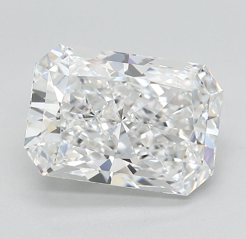 IGI Radiant 4.08ct E VVS1 Loose Lab Diamond: IGI Radiant 4.08ct E VVS1 Loose Lab Diamond Experience the brilliance of nature's own masterpiece with this stunning IGI Radiant cut lab diamond, boasting an impressive 4.08 carats and exceptional cla