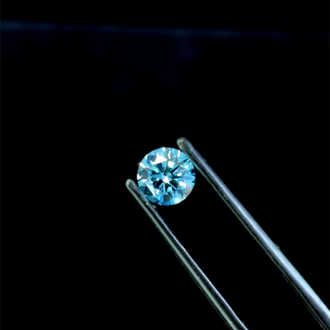 Ideal Loose Lab Diamond - Round 0.91ct Blue VVS1: Ideal Loose Lab Diamond - Round 0.91ct Blue VVS1 Experience the unparalleled brilliance of our 0.91ct round blue diamond, certified VVS1 in clarity and EX in polish and symmetry. Grown in a lab to pre