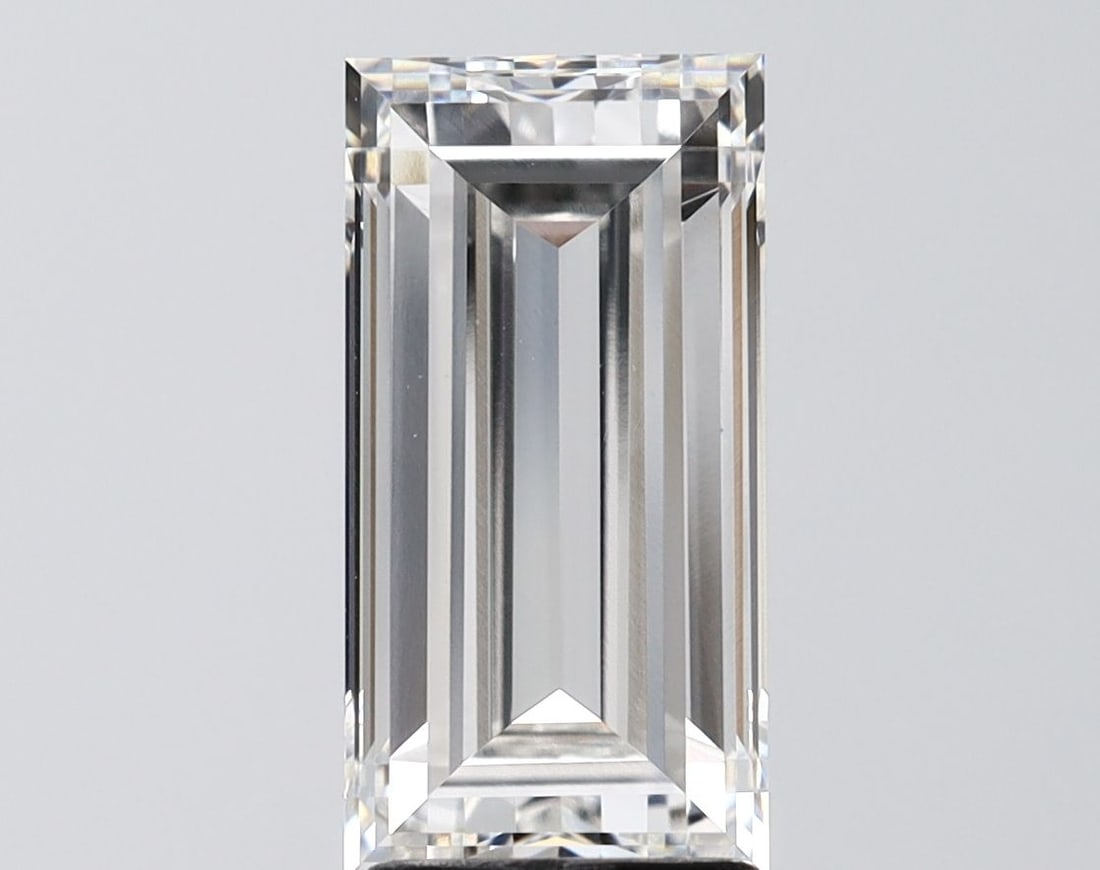IGI Baguette 3.2ct F VVS2 Loose Lab Diamond: IGI Baguette 3.2ct F VVS2 Loose Lab Diamond Experience the brilliance of a lab-grown diamond, certified by IGI as F color, VVS2 clarity, and EX polish and symmetry. This stunning 3.2ct baguette-cut ge