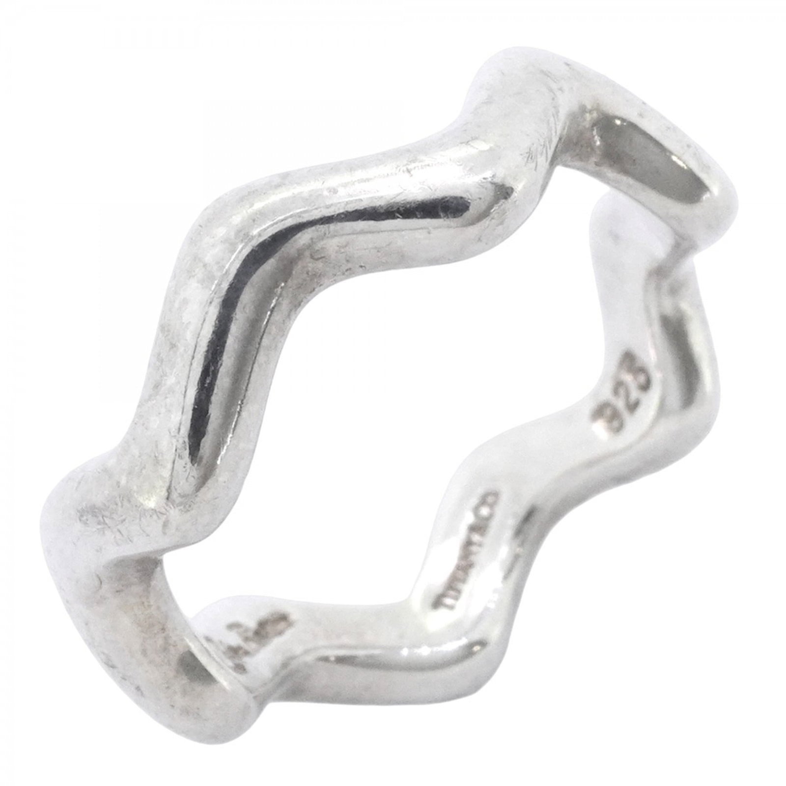 925 Tiffany Band Ring Silver: 925 Tiffany Band Ring Silver A beautiful 925 Tiffany band ring in silver, perfect for everyday wear. With its classic design and durable sterling silver construction, this timeless piece is sure to re