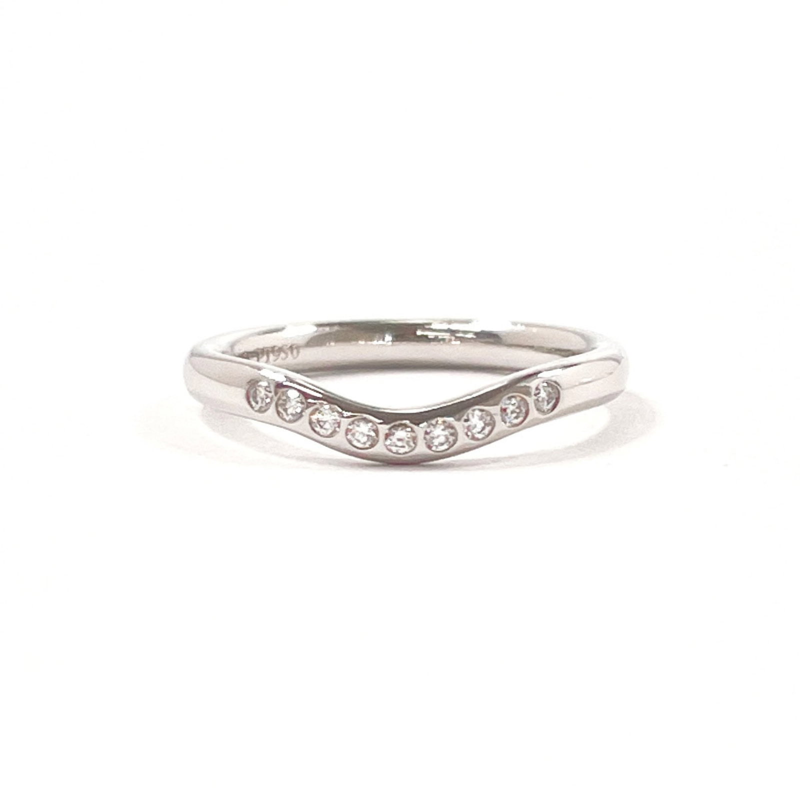950 Tiffany Band Ring Platinum: 950 Tiffany Band Ring Platinum A stunning 950 Tiffany Band Ring Platinum, adorned with a beautiful diamond stone, is up for grabs in this pre-owned gem. With its sleek platinum band and classic design