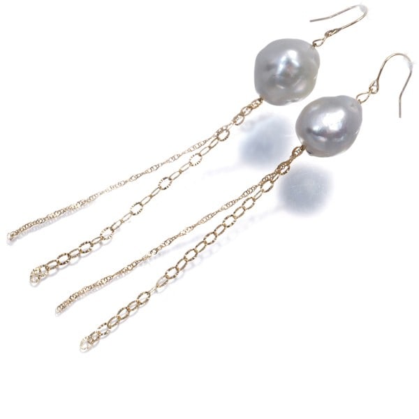 Yg South Sea Pearl 10.8Mm Solitaire Fringe Earrings 18K: Yg South Sea Pearl 10.8Mm Solitaire Fringe Earrings 18K Elevate your elegance with these stunning 18k yellow gold solitaire fringe earrings, showcasing a majestic South Sea pearl measuring 10.8mm in d