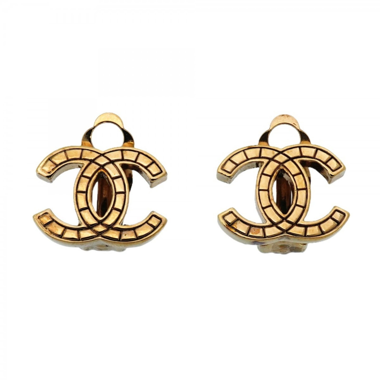 Chanel Clip Earrings in Gold Plating: Chanel Clip Earrings in Gold Plating Elevate your everyday style with these exquisite Chanel clip earrings in gold plating, featuring the iconic brand's signature elegance and sophistication. With the