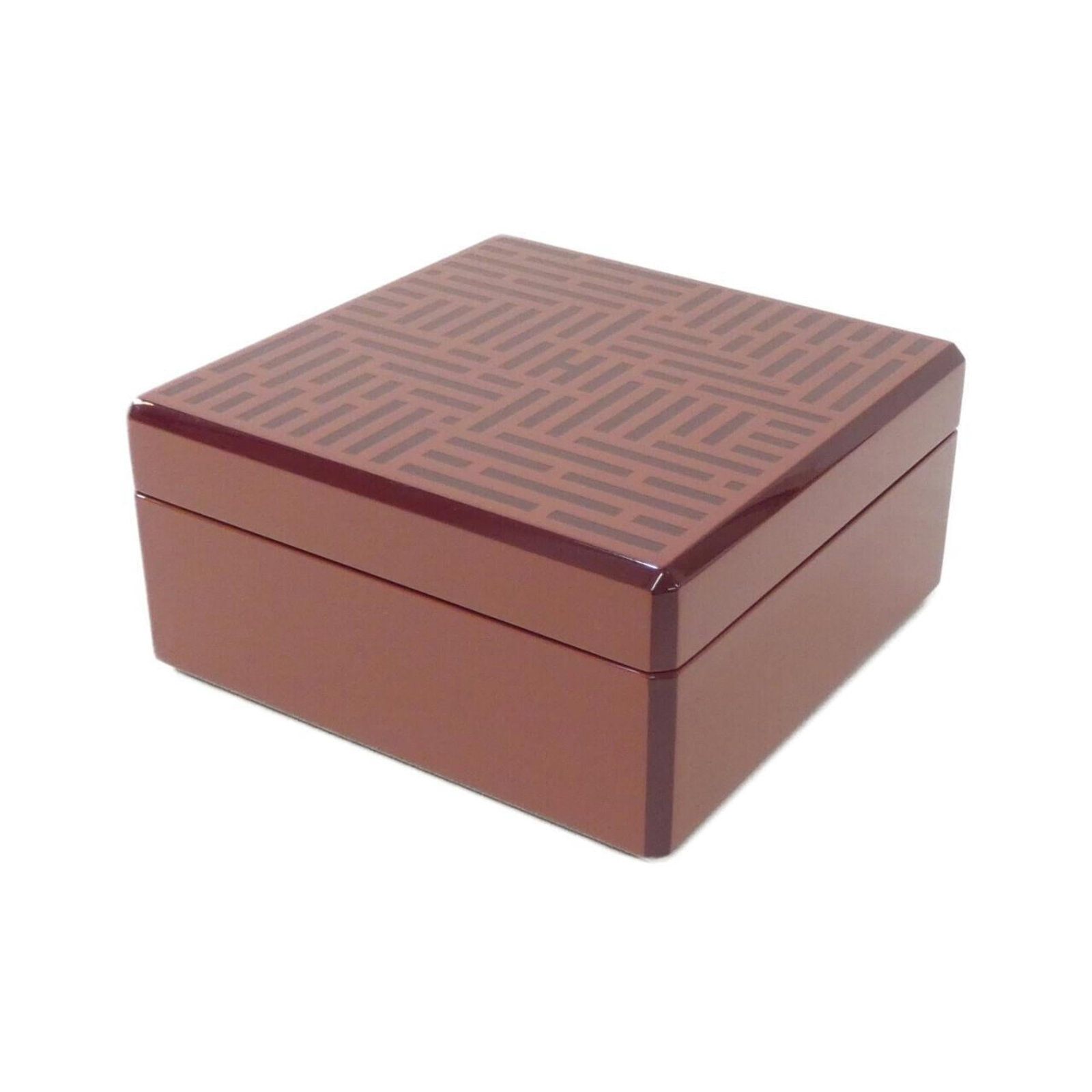 Case Hermes Jewelry: Case Hermes Jewelry A beautifully crafted Hermes jewelry case in rich brown leather, measuring 9cm x 19cm, offers a stylish and practical way to store your treasured accessories. With its classic desi