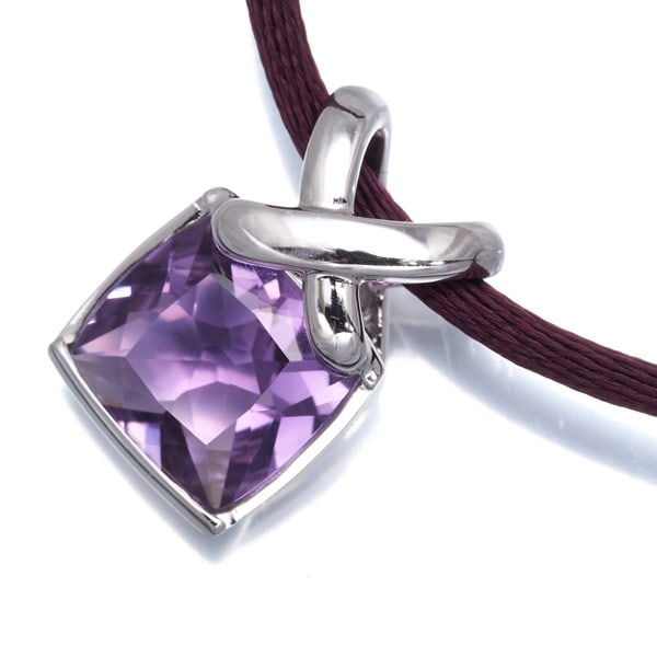 Chaumet 18k White Gold Amethyst Necklace 'Jeux De Liens: Chaumet 18k White Gold Amethyst Necklace 'Jeux De Liens Elegance meets sophistication with the Chaumet 'Jeux De Liens' necklace, showcasing a stunning natural amethyst pendant set in 18k white gold. T