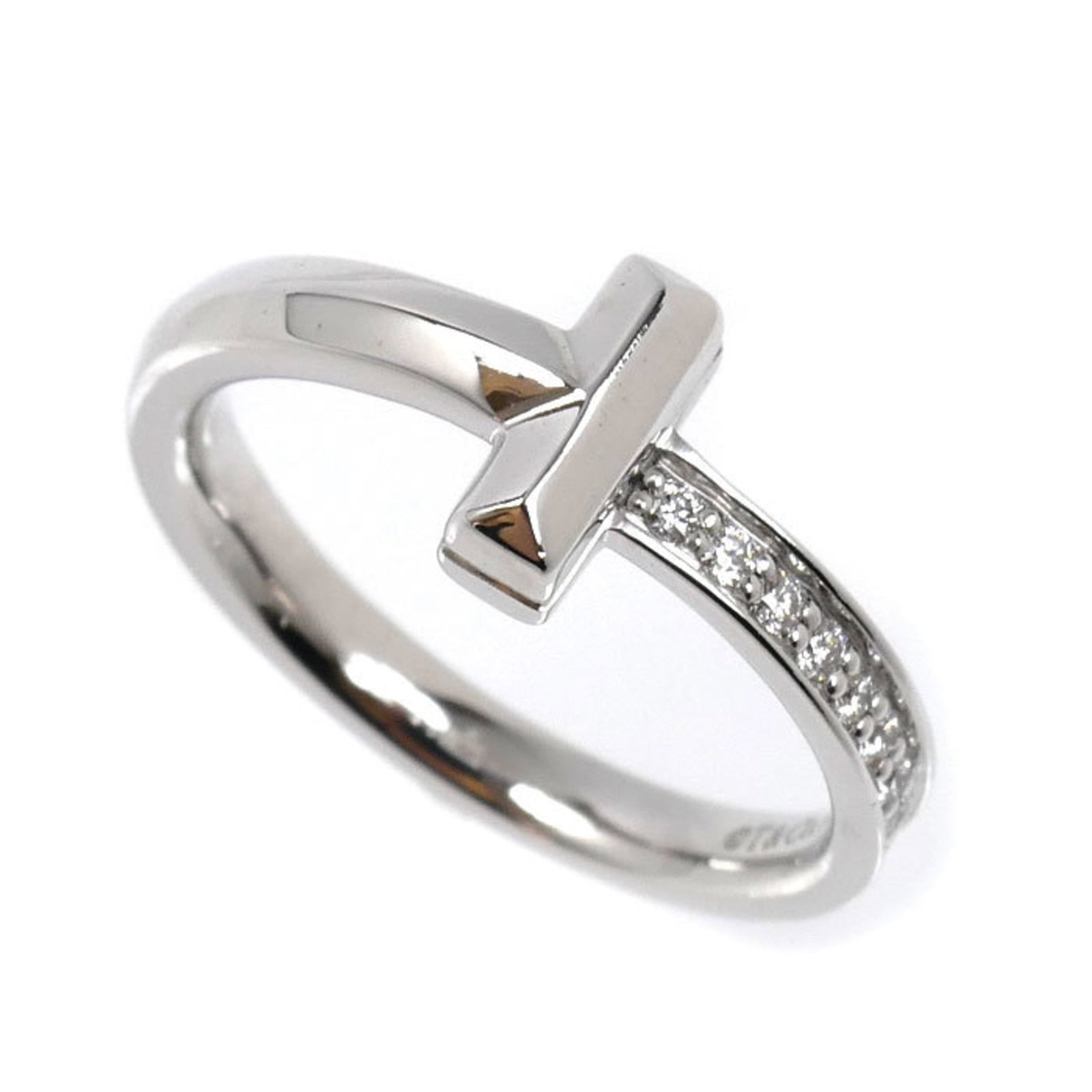 (18K) Tiffany Band Ring White Gold: (18K) Tiffany Band Ring White Gold A stunning 18K white gold band ring from Tiffany, adorned with a sparkling diamond, adds a touch of elegance to any outfit. With its classic design and high-quality
