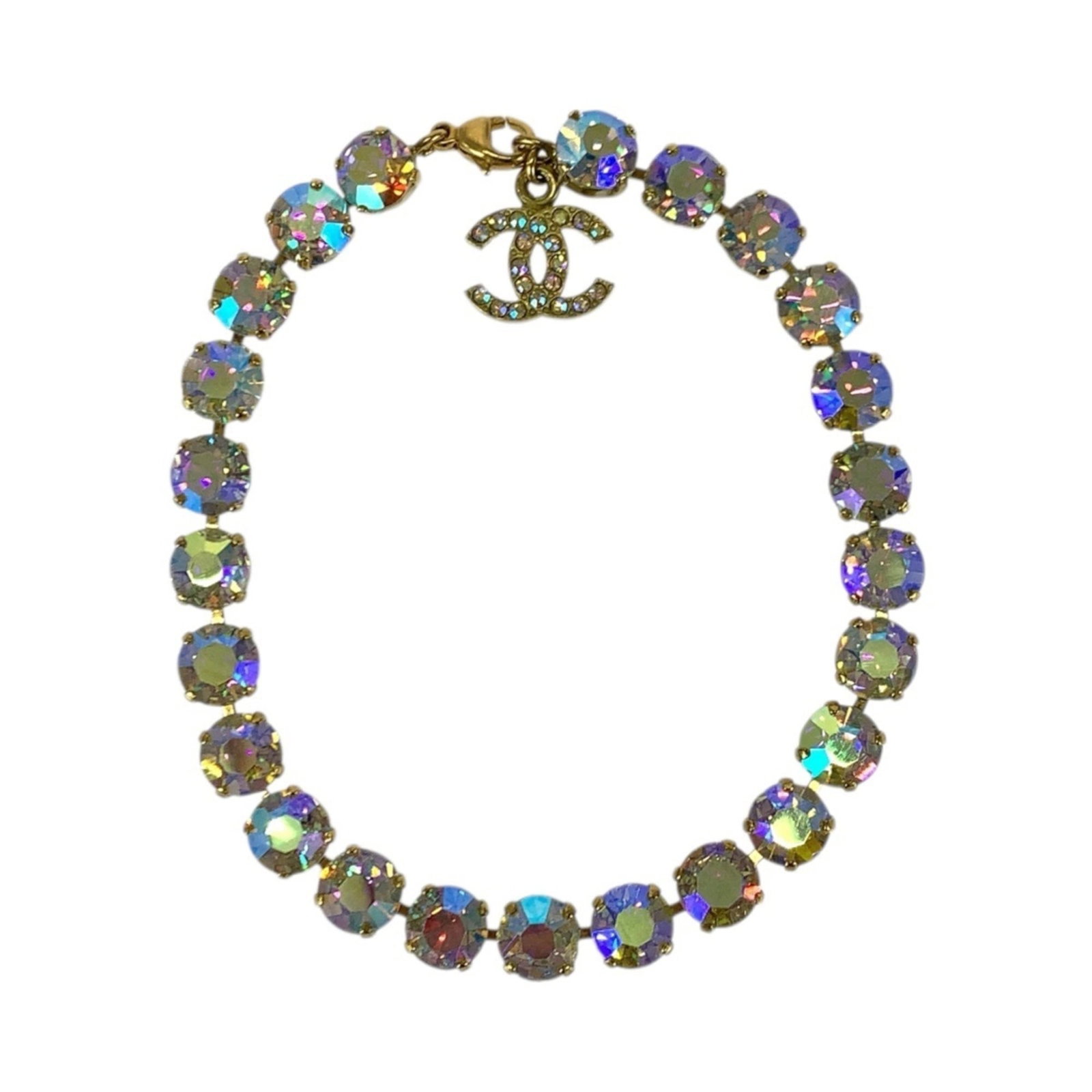 Anklet Chanel: Anklet Chanel Elegantly adorned with intricate rhinestones, this vintage Chanel anklet exudes timeless sophistication and glamour. Its slender 1cm width and 24cm length make it the perfect accessory t