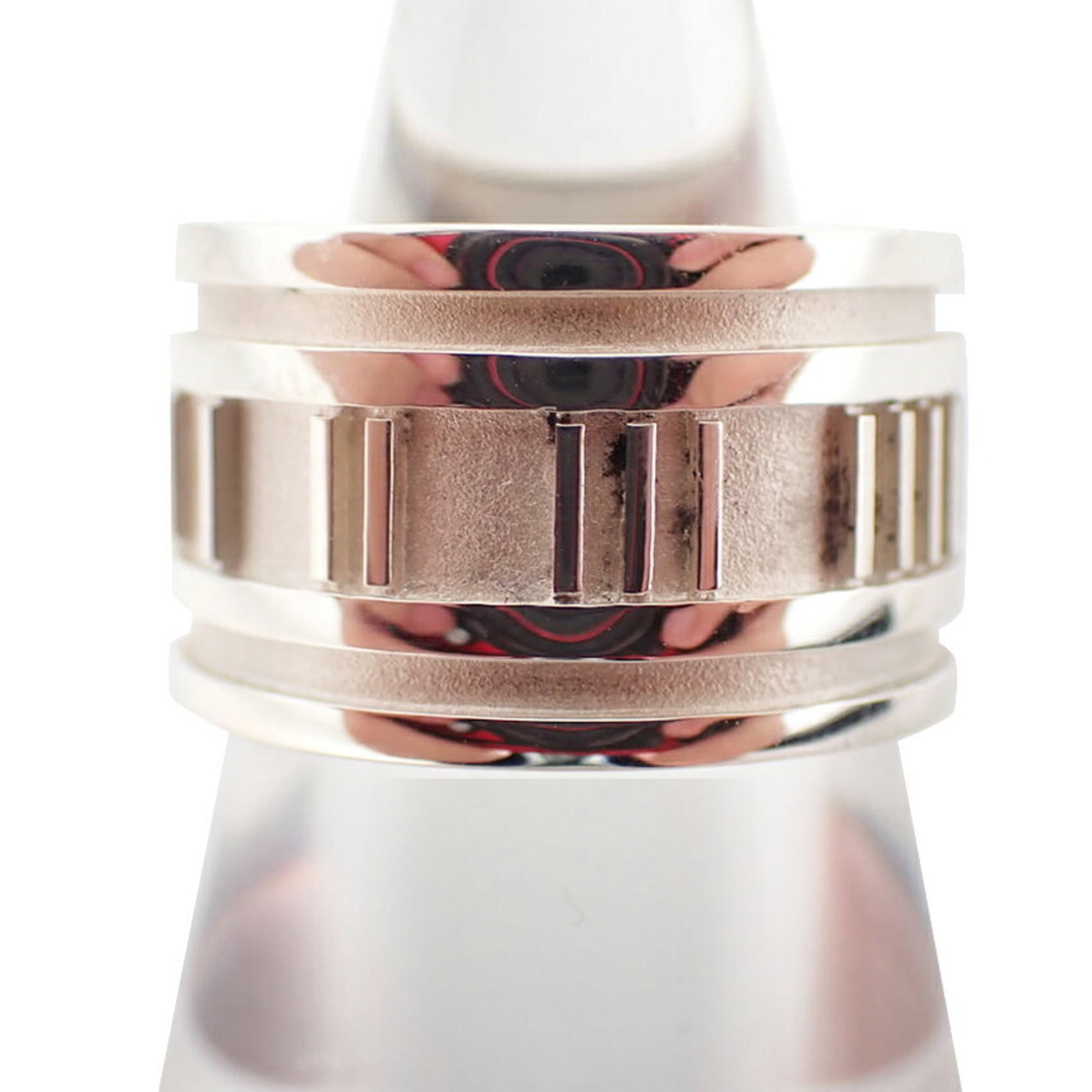 Sterling Silver 925 Tiffany Band Ring: Sterling Silver 925 Tiffany Band Ring A stunning sterling silver band ring from Tiffany & Co., crafted with 925 quality, is now available at an unbeatable price. With its sleek design and virtually ne