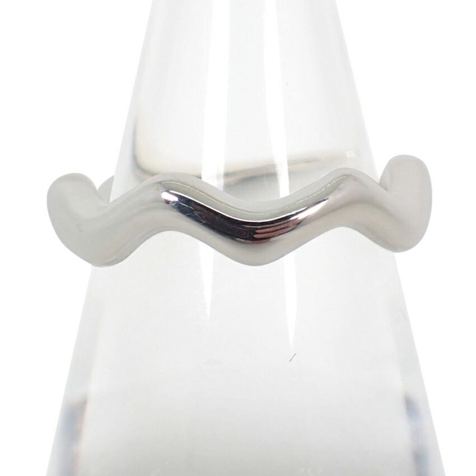 Sterling Silver 925 Tiffany Band Ring: Sterling Silver 925 Tiffany Band Ring A beautiful, pre-owned Tiffany sterling silver band ring in excellent condition, with only minor signs of wear. This 925 solid silver ring is a timeless and elega