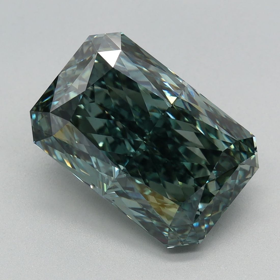 IGI Radiant 4.17ct Fancy Vivid Green VVS2 Loose Lab Diamond: IGI Radiant 4.17ct Fancy Vivid Green VVS2 Loose Lab Diamond Experience the breathtaking beauty of nature's own masterpiece, a 4.17ct Fancy Vivid Green VVS2 lab-grown diamond that shines with exception