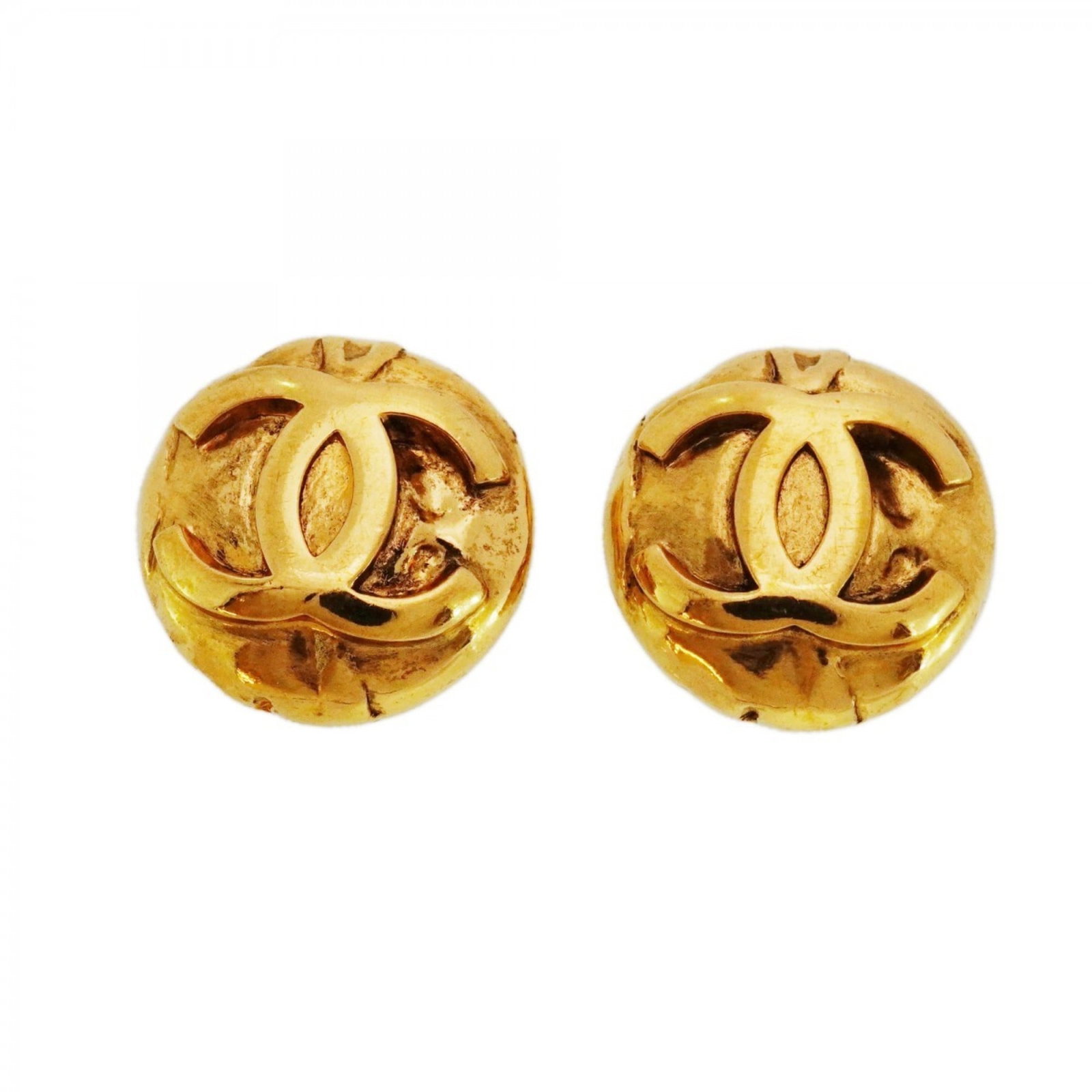 Chanel Clip Earrings in Gold Plating: Chanel Clip Earrings in Gold Plating Elevate your everyday style with these exquisite Chanel clip earrings in gold plating, boasting the iconic brand's signature luxury and sophistication. With their