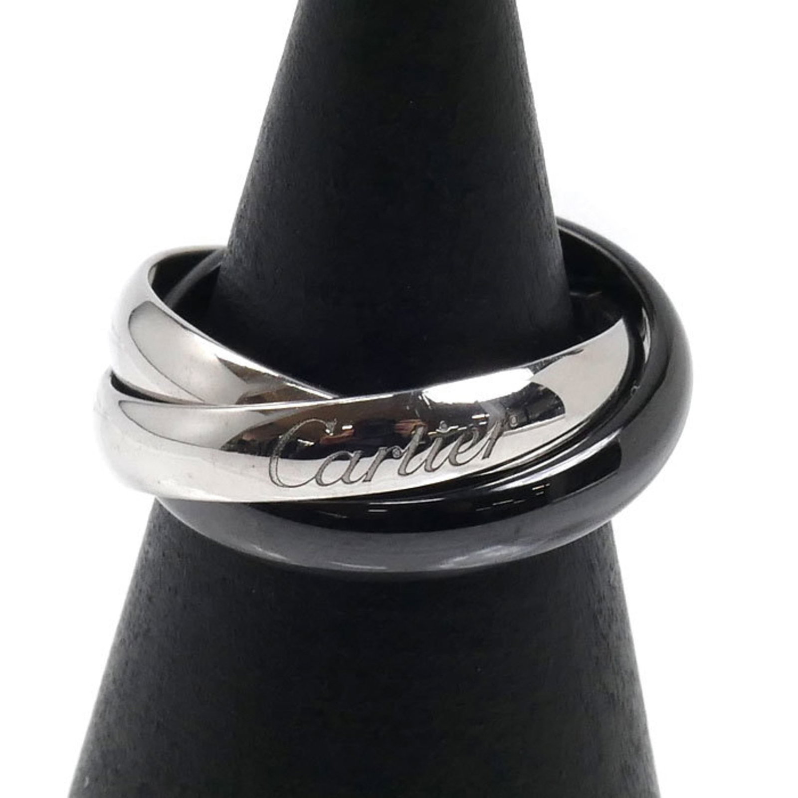 Cartier band ring in white gold and ceramic.: Cartier band ring in white gold and ceramic. A stunning Cartier band ring in white gold and ceramic, this elegant piece boasts 18K white gold and vibrant ceramic details, perfect for adding a touch of