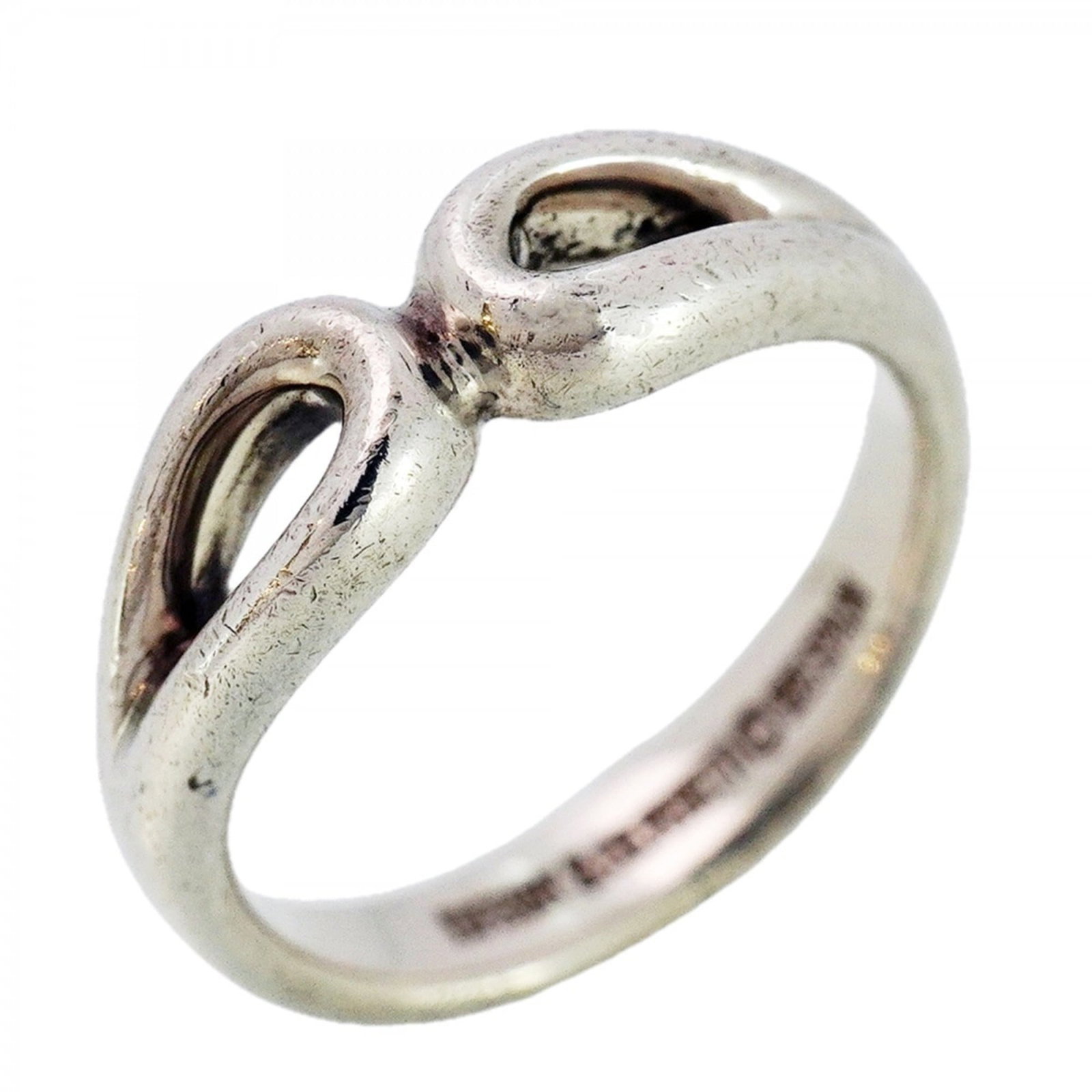 925 Tiffany Band Ring Silver: 925 Tiffany Band Ring Silver A beautiful 925 sterling silver band ring from Tiffany, perfect for adding a touch of elegance to any outfit. With its classic design and durable construction, this ring i