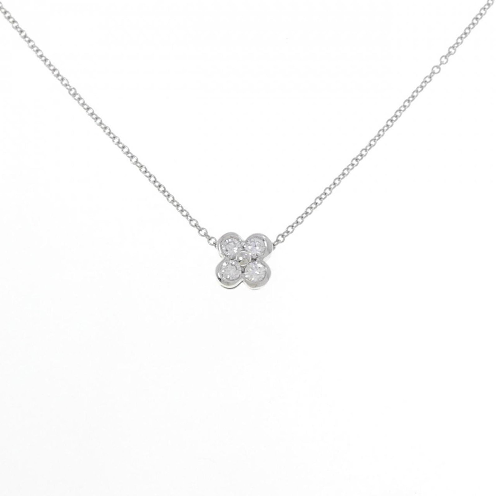 Necklace Tiffany 4 Bezel: Necklace Tiffany 4 Bezel A stunning Tiffany & Co. platinum necklace, set with a beautiful diamond pendant, boasts classic elegance with its 41cm bezel design. The subtle scratches and minor wear only