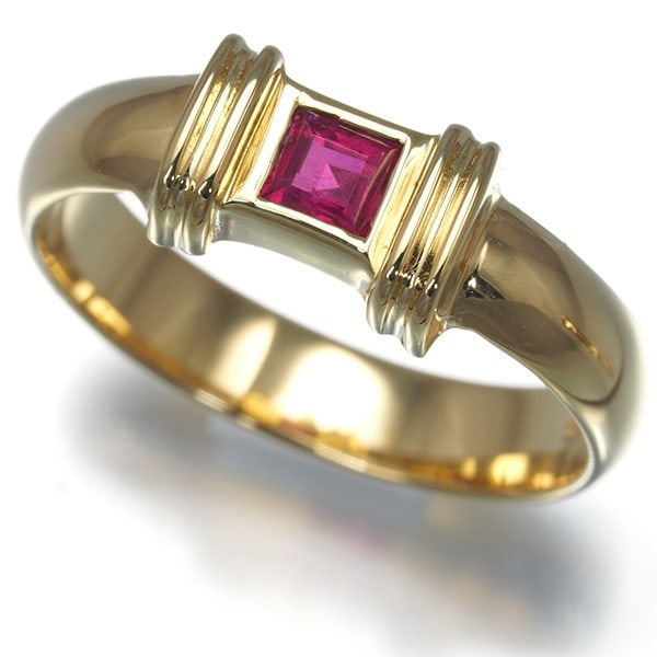 Gold Tiffany&Co. Ring Ruby Stacking Us4.5 18K 750 Yellow: Gold Tiffany&Co. Ring Ruby Stacking Us4.5 18K 750 Yellow Elevate your everyday style with this stunning 18k yellow gold Tiffany & Co. ring, showcasing a vibrant natural ruby at its center. Perfect for