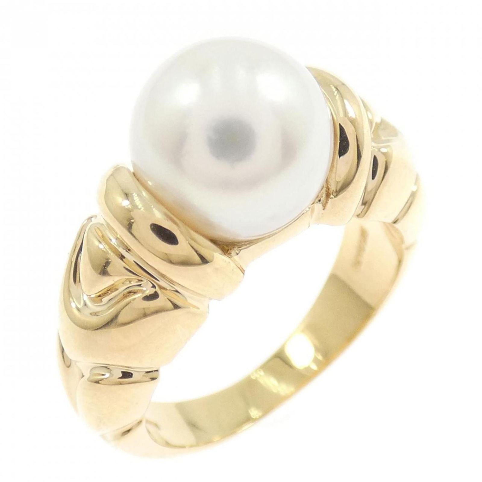 Bvlgari 18k Yellow Gold Band Ring: Bvlgari 18k Yellow Gold Band Ring Elevate your style with this stunning 18k yellow gold band ring from Bvlgari, adorned with a luminous pearl that adds a touch of sophistication to any outfit. The del