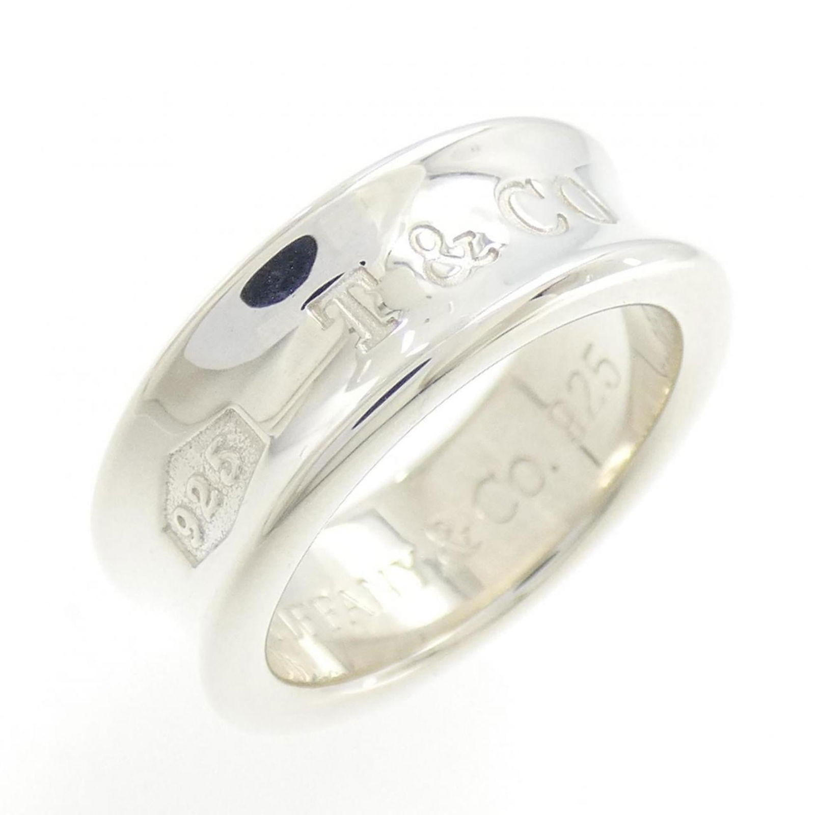 925 Tiffany Band Ring Silver: 925 Tiffany Band Ring Silver A stunning 925 Tiffany band ring in silver, this timeless piece is perfect for everyday wear. With its classic design and high-quality material, it exudes elegance and sop