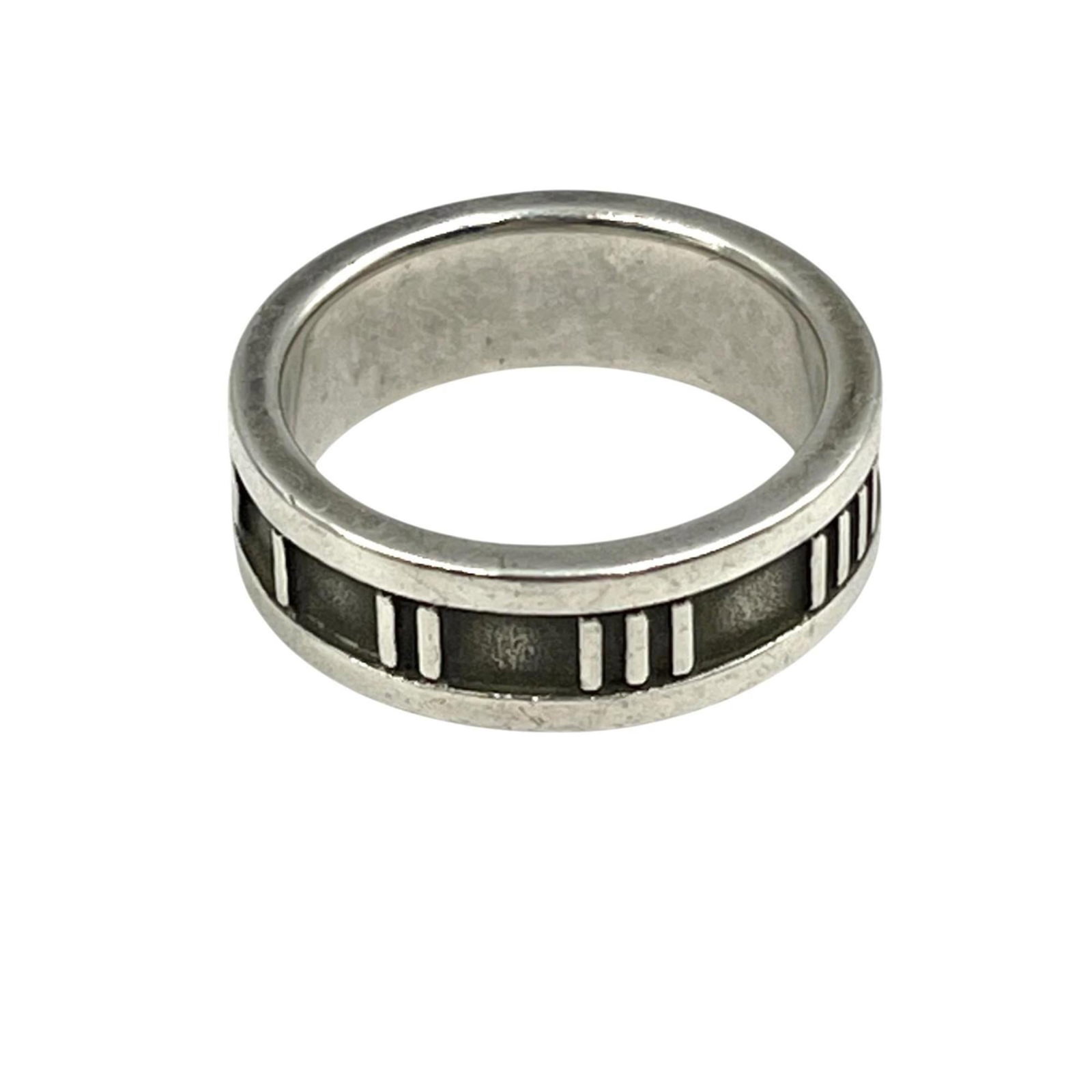 925 Tiffany Band Ring Silver: 925 Tiffany Band Ring Silver A sleek and sophisticated silver band ring from Tiffany, this 925 sterling silver piece is a timeless choice for any woman looking to add a touch of elegance to her everyd