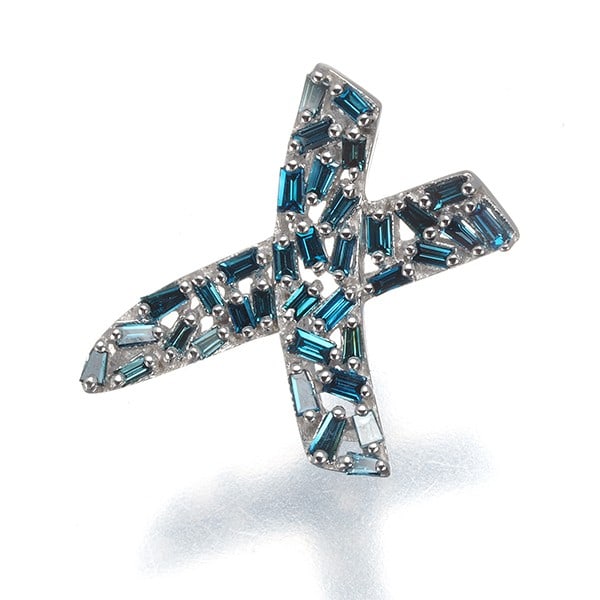 Gold Diamond 0.30Ct Tapered-Cut Pendant 18K 750 White: Gold Diamond 0.30Ct Tapered-Cut Pendant 18K 750 White Elevate your style with this stunning 0.30ct diamond pendant, expertly crafted in 18k white gold and set in Japan. The tapered-cut diamond adds a