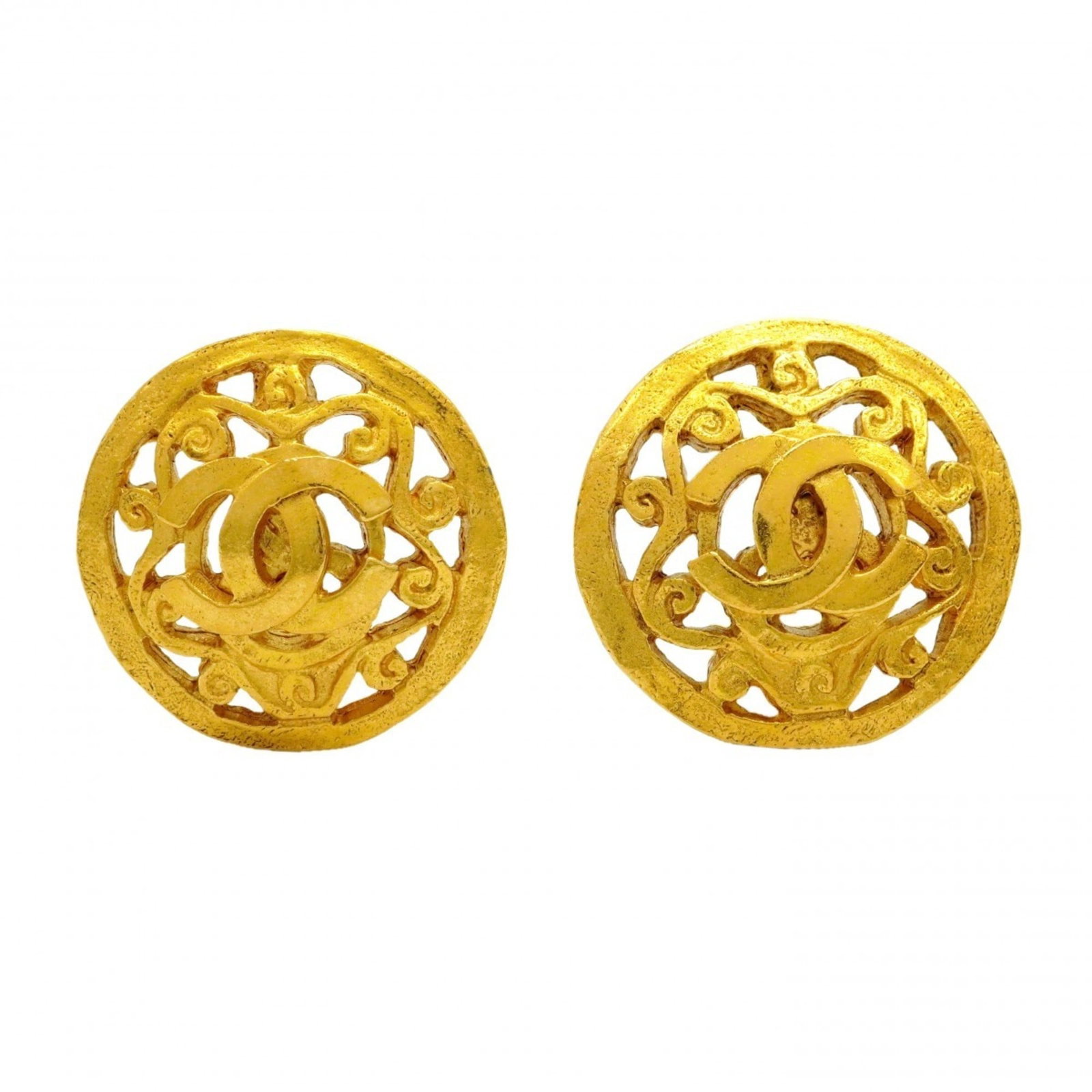 Chanel Clip Earrings in Gold Plating: Chanel Clip Earrings in Gold Plating Elevate your everyday look with these stunning Chanel clip earrings in gold plating, featuring the iconic interlocking CC logo. With their sleek design and luxurio