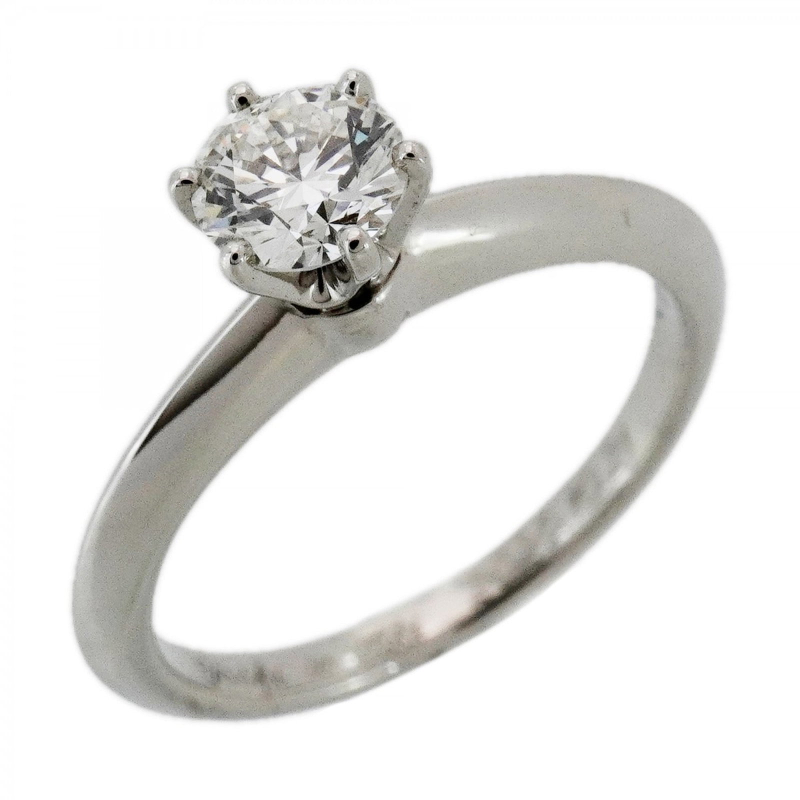 950 Tiffany Band Ring Platinum: 950 Tiffany Band Ring Platinum A stunning 950 Tiffany Band Ring Platinum, adorned with a beautiful diamond stone, adds a touch of elegance to any outfit. In excellent condition despite being worn, thi