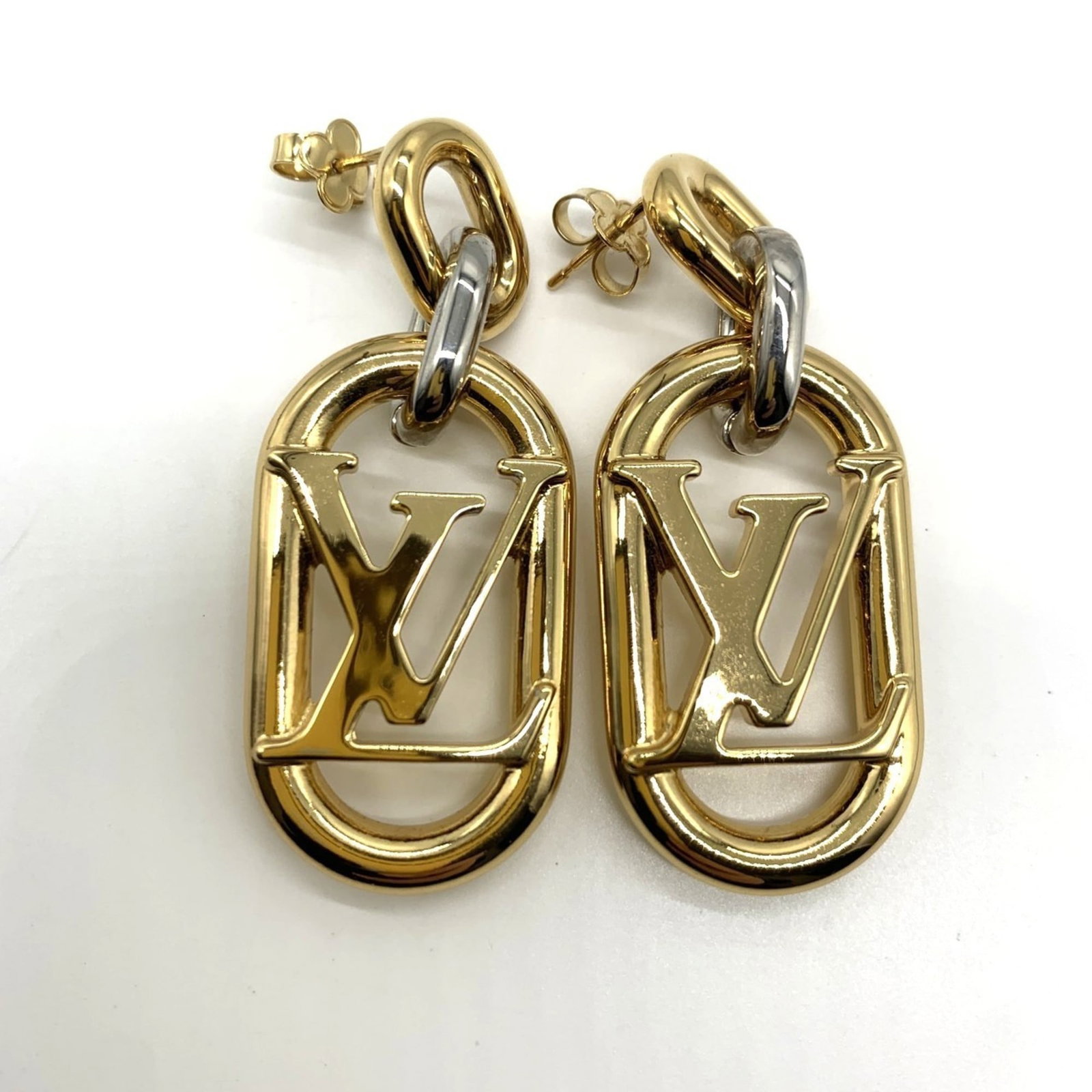 Louis Vuitton Drop Earrings in Metal: Louis Vuitton Drop Earrings in Metal Elevate your style with these stunning Louis Vuitton drop earrings, crafted from high-quality metal and boasting the iconic LV monogram pattern. With their sleek 5