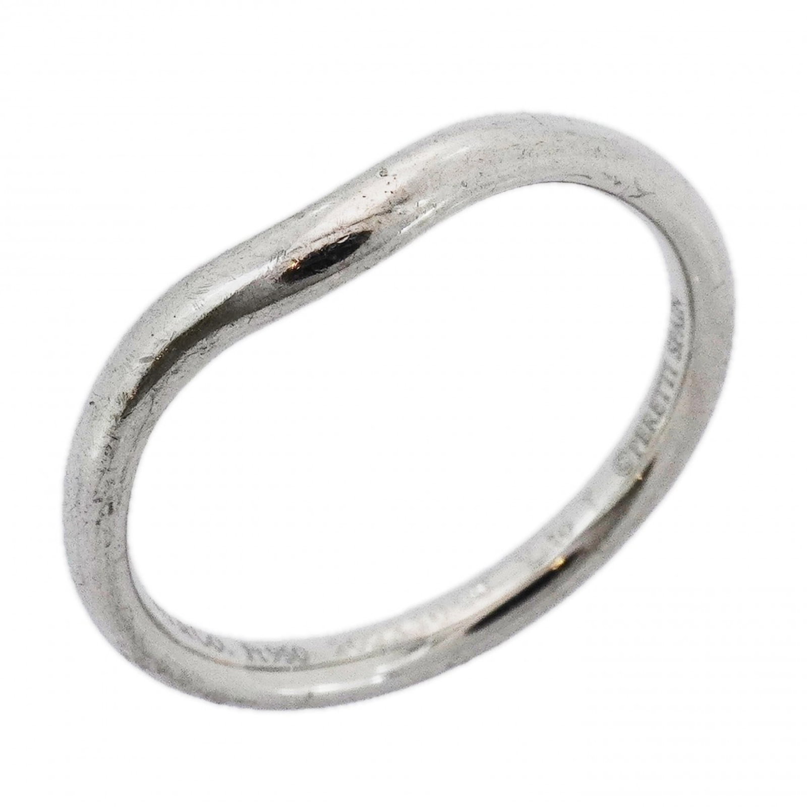 950 Tiffany Band Ring Platinum: 950 Tiffany Band Ring Platinum A stunning 950 platinum band ring from Tiffany, this beautiful piece boasts a sleek and sophisticated design that exudes elegance. With its high-quality platinum constru