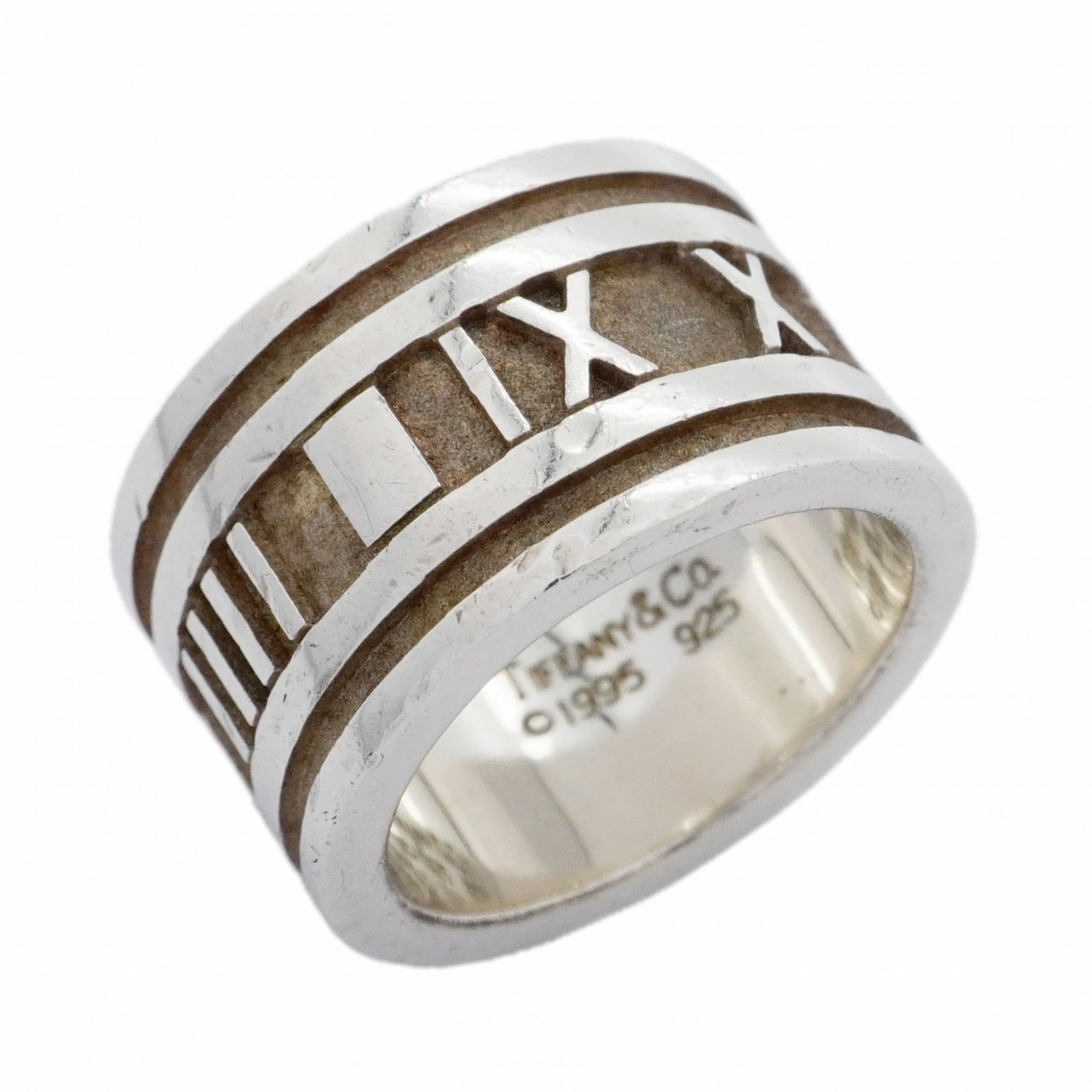 925 Tiffany Band Ring Silver: 925 Tiffany Band Ring Silver A beautiful 925 sterling silver band ring from Tiffany, perfect for adding a touch of elegance to any outfit. With its classic design and durable construction, this ring i