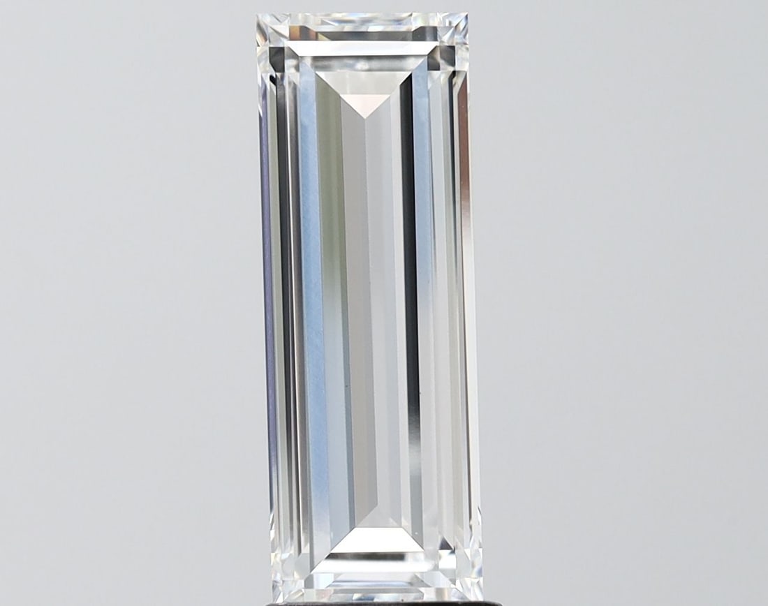 IGI Baguette 3.07ct E VVS1 Loose Lab Diamond: IGI Baguette 3.07ct E VVS1 Loose Lab Diamond Experience the brilliance of a lab-grown diamond, certified by IGI as E color, VVS1 clarity, and EX polish, with exceptional symmetry. This stunning 3.07ct
