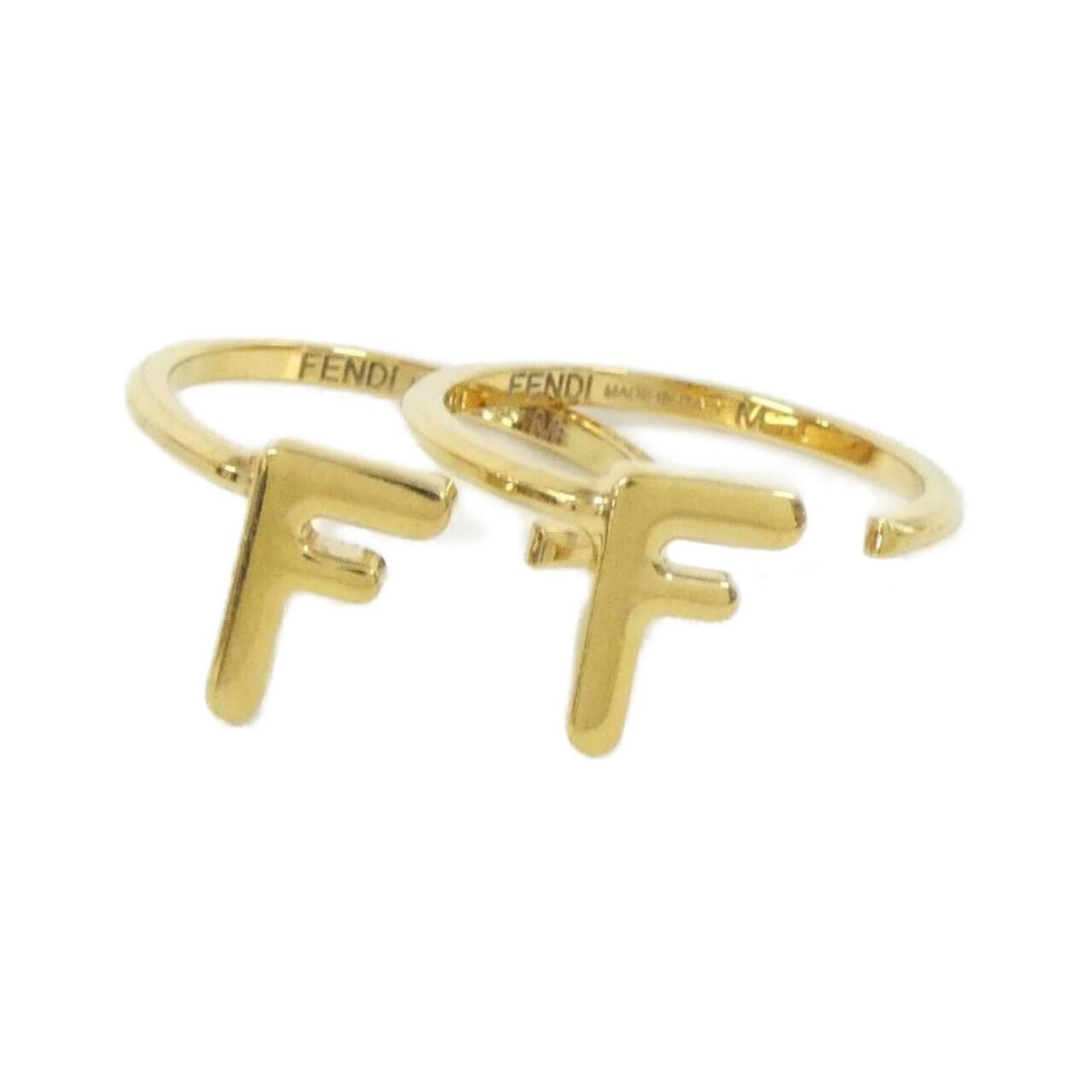 Ring Fendi Band: Ring Fendi Band A pre-owned Fendi band ring, crafted from gold and boasting a sleek design, is up for grabs. With its classic style and luxurious feel, this piece is perfect for adding a touch of soph