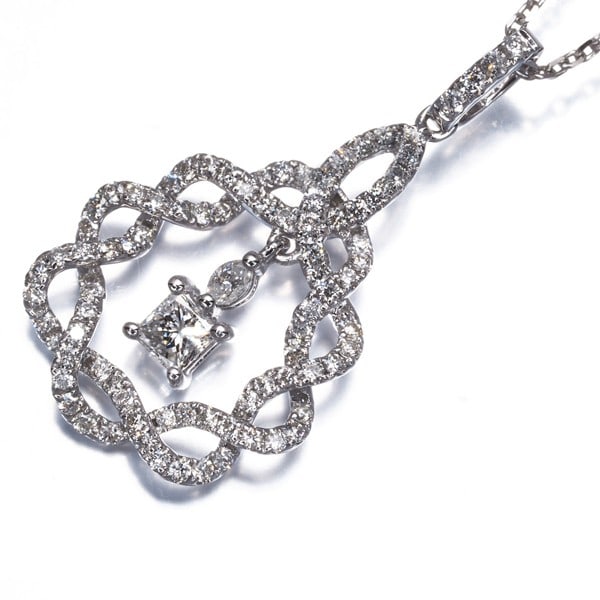 18k white gold princess-cut diamond necklace (0.23ct + 0.47ct): 18k white gold princess-cut diamond necklace (0.23ct + 0.47ct) Elevate your elegance with this stunning 18k white gold princess-cut diamond necklace, boasting two exquisite diamonds totaling 0.70ct in