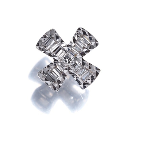 Tapered-Cut Princess Cut 0.20ct 18k White Gold Cross Pendant: Tapered-Cut Princess Cut 0.20ct 18k White Gold Cross Pendant Elegant and refined, this 0.20ct princess cut diamond cross pendant shines in 18k white gold. Crafted with precision, the tapered-cut desig