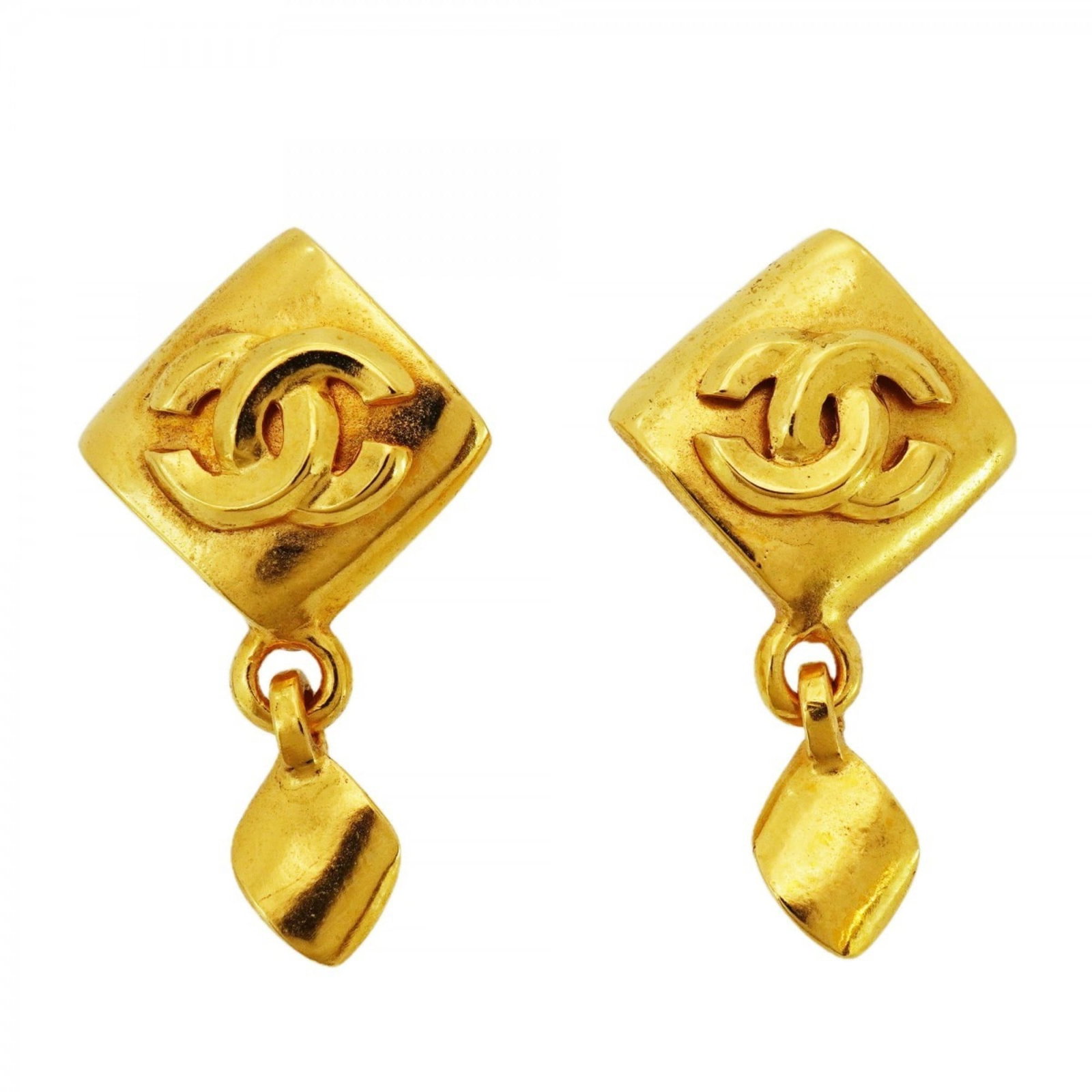 Chanel Clip Earrings in Gold Plating: Chanel Clip Earrings in Gold Plating Elevate your everyday style with these sleek Chanel clip earrings in gold plating, boasting the iconic French brand's signature luxury and sophistication. With the