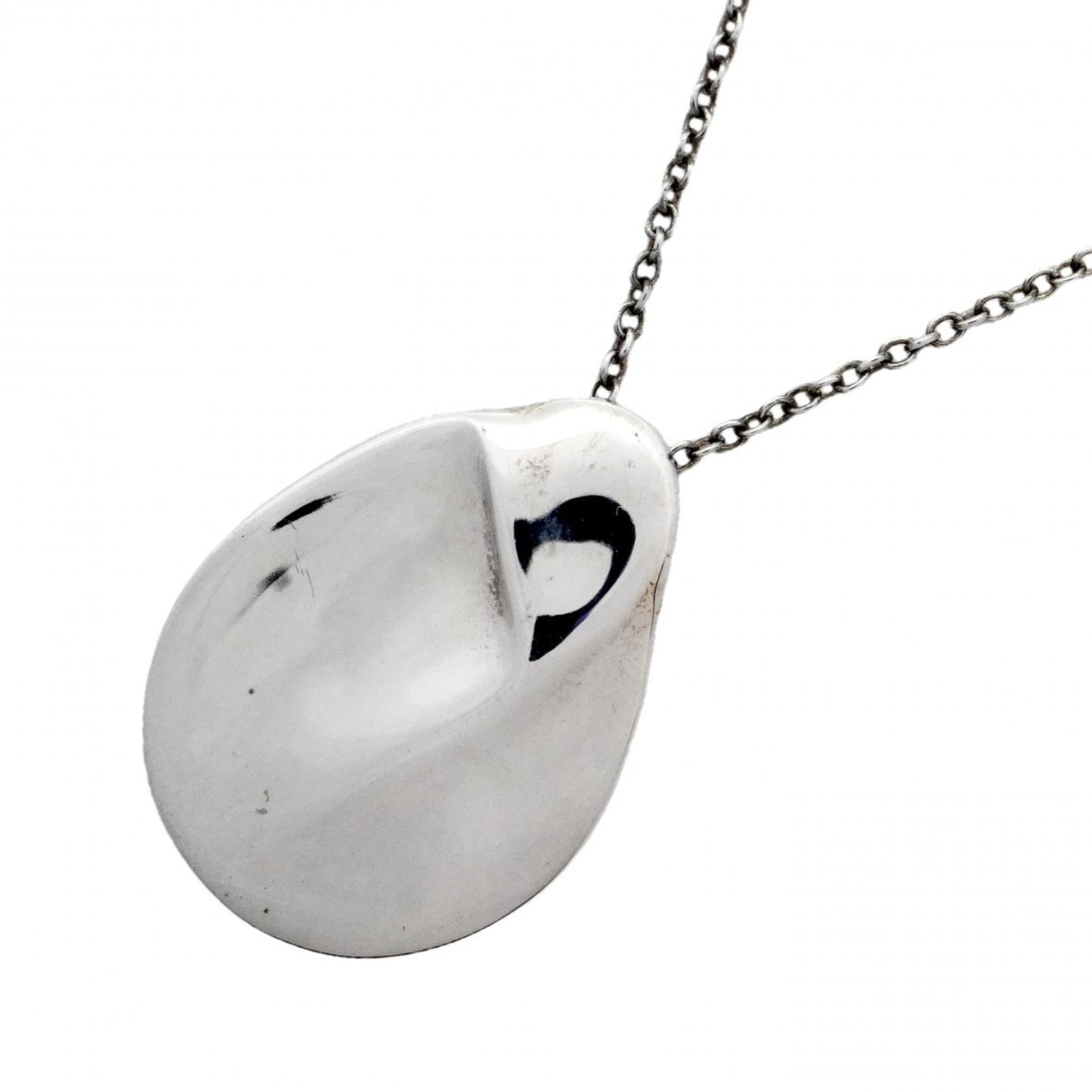 Tiffany & Co. Madonna Necklace in Sterling Silver 925 for Women: Tiffany & Co. Madonna Necklace in Sterling Silver 925 for Women A stunning piece of luxury, the Tiffany & Co. Madonna Necklace in sterling silver 925 is a timeless treasure for any woman. With its ele