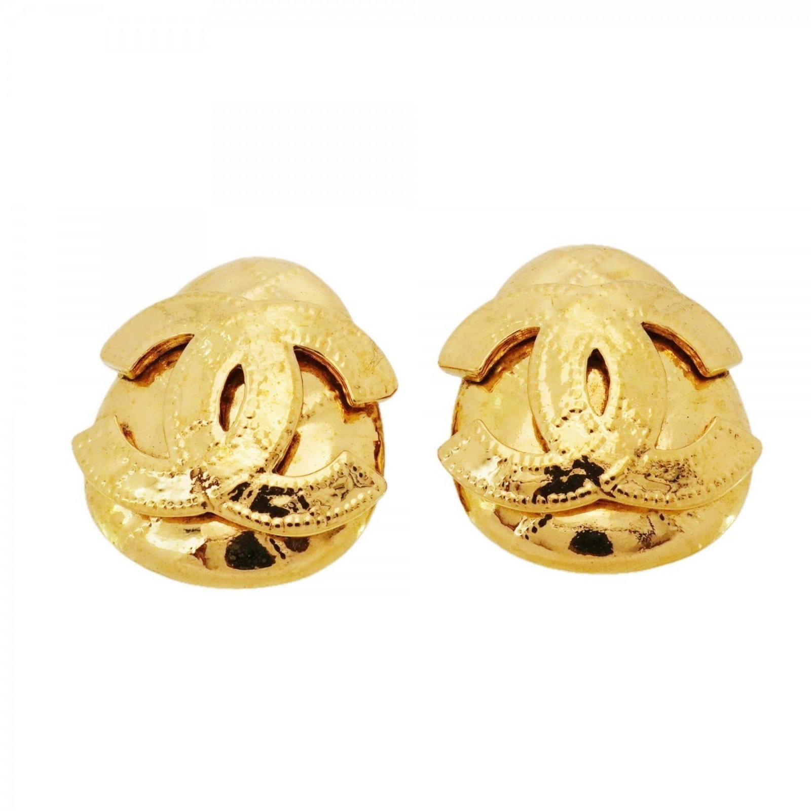 Chanel Clip Earrings in Gold Plating: Chanel Clip Earrings in Gold Plating Elevate your everyday style with these iconic Chanel clip earrings in gold plating, boasting the timeless sophistication of the French fashion house. With their sl