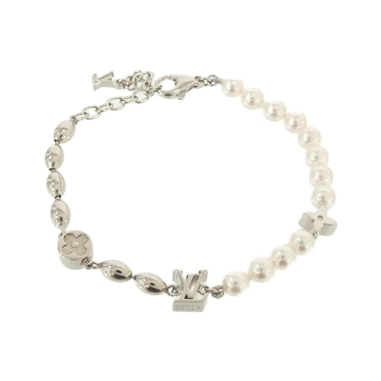 Bracelet Louis Vuitton Charm: Bracelet Louis Vuitton Charm Add a touch of timeless elegance to your wrist with this pre-loved Louis Vuitton charm bracelet, boasting the iconic monogram pattern and a sleek white finish that exudes