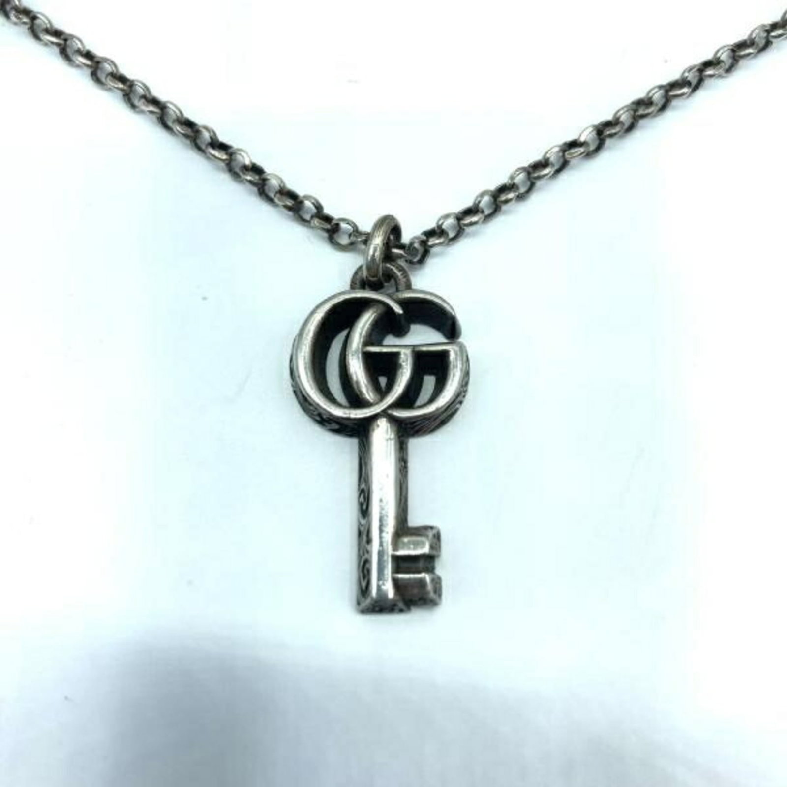 Gucci Arabesque Double G Key Necklace (Sv925): Gucci Arabesque Double G Key Necklace (Sv925) A stunning Gucci Arabesque Double G key necklace, adorned with intricate blue enamel details and the iconic interlocking 'G' logo, adds a touch of luxury