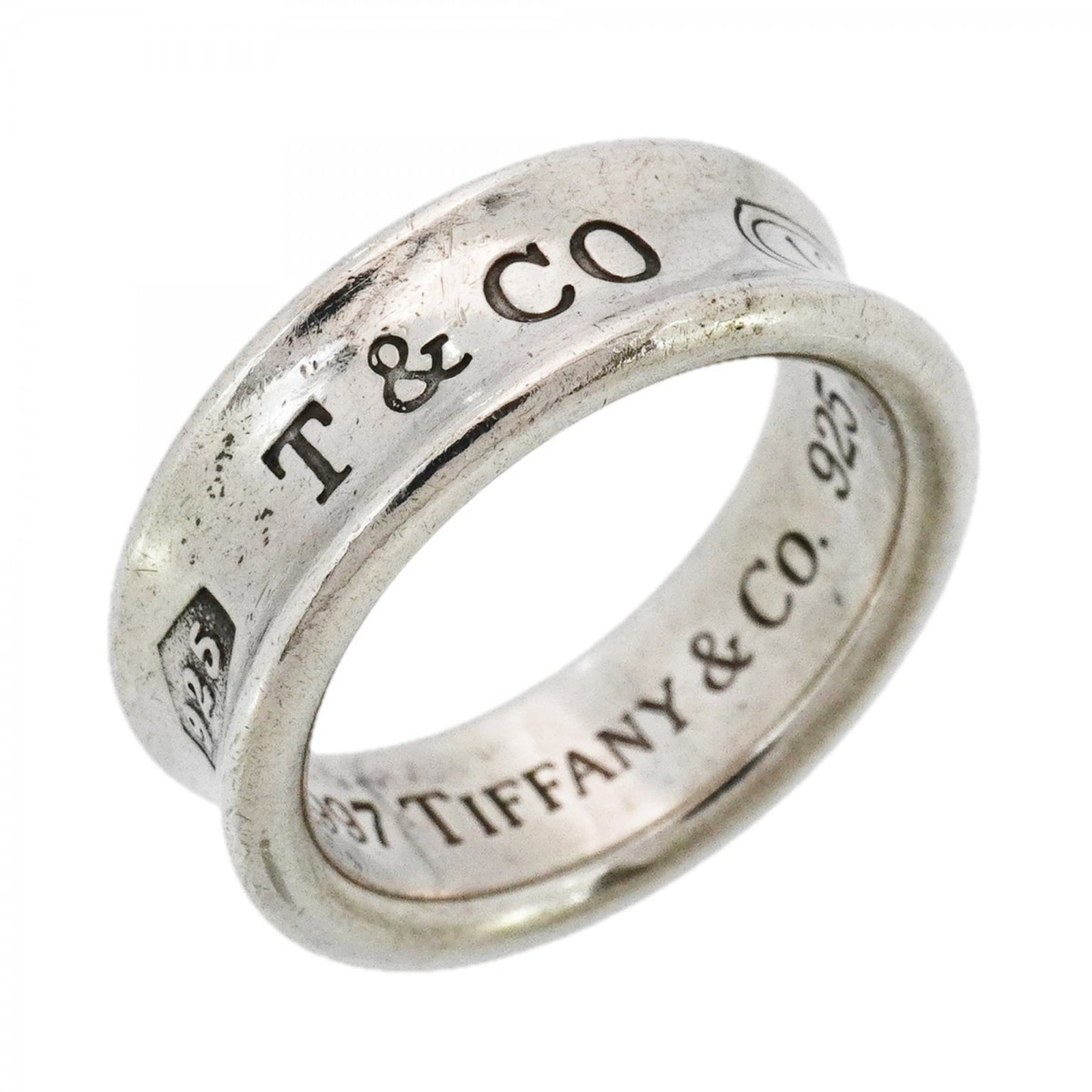 925 Tiffany Band Ring Silver: 925 Tiffany Band Ring Silver A stunning 925 Tiffany band ring in silver, perfect for adding a touch of elegance to any outfit. With its classic design and high-quality craftsmanship, this timeless pie