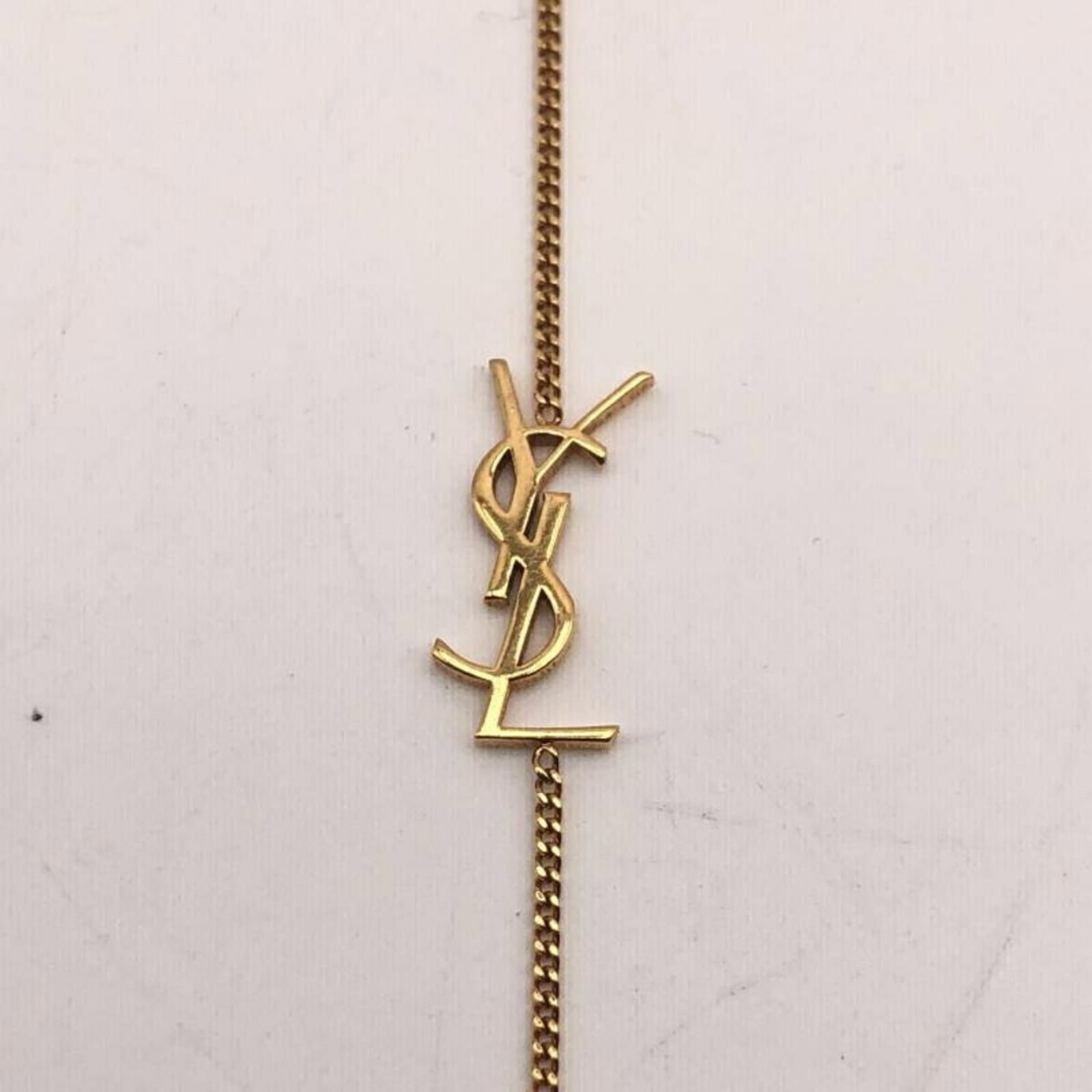 Bracelet Yves Saint Laurent Charm: Bracelet Yves Saint Laurent Charm Add a touch of French chic to your everyday style with this beautiful Yves Saint Laurent charm bracelet, boasting a stunning blue hue and delicate 6mm x 1.5cm stone.