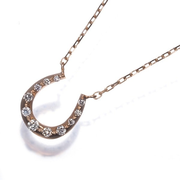 Gold Diamond 0.08Ct Horseshoe Textured Necklace 10K 416 Rose: Gold Diamond 0.08Ct Horseshoe Textured Necklace 10K 416 Rose Elevate your elegance with this stunning 0.08ct diamond pendant, set in luxurious 10k rose gold and adorned with an intricate horseshoe tex