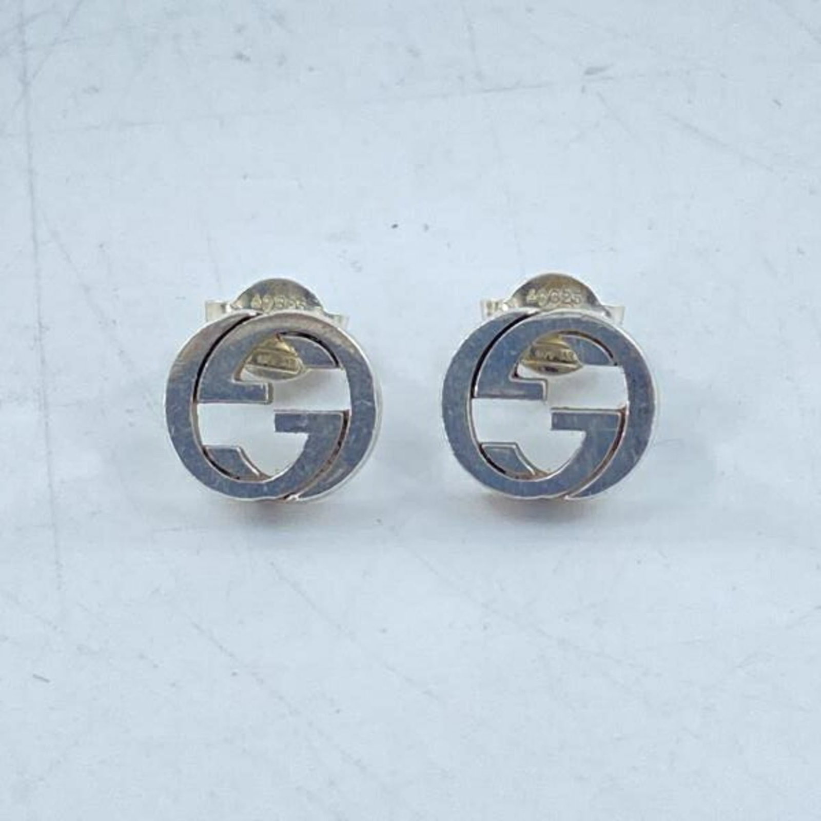 925 Gucci Stud Earrings Silver: 925 Gucci Stud Earrings Silver Elevate your style with these stunning 925 Gucci Stud Earrings, crafted from high-quality silver and boasting the iconic Gucci logo. With their sleek design and subtle s