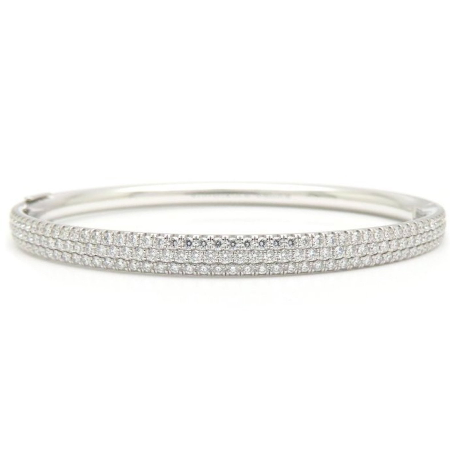 (18K) Tiffany Bangle White Gold: (18K) Tiffany Bangle White Gold A timeless piece of elegance, this 18K white gold Tiffany bangle boasts classic sophistication with its sleek design and premium materials. With its 15cm length and dur