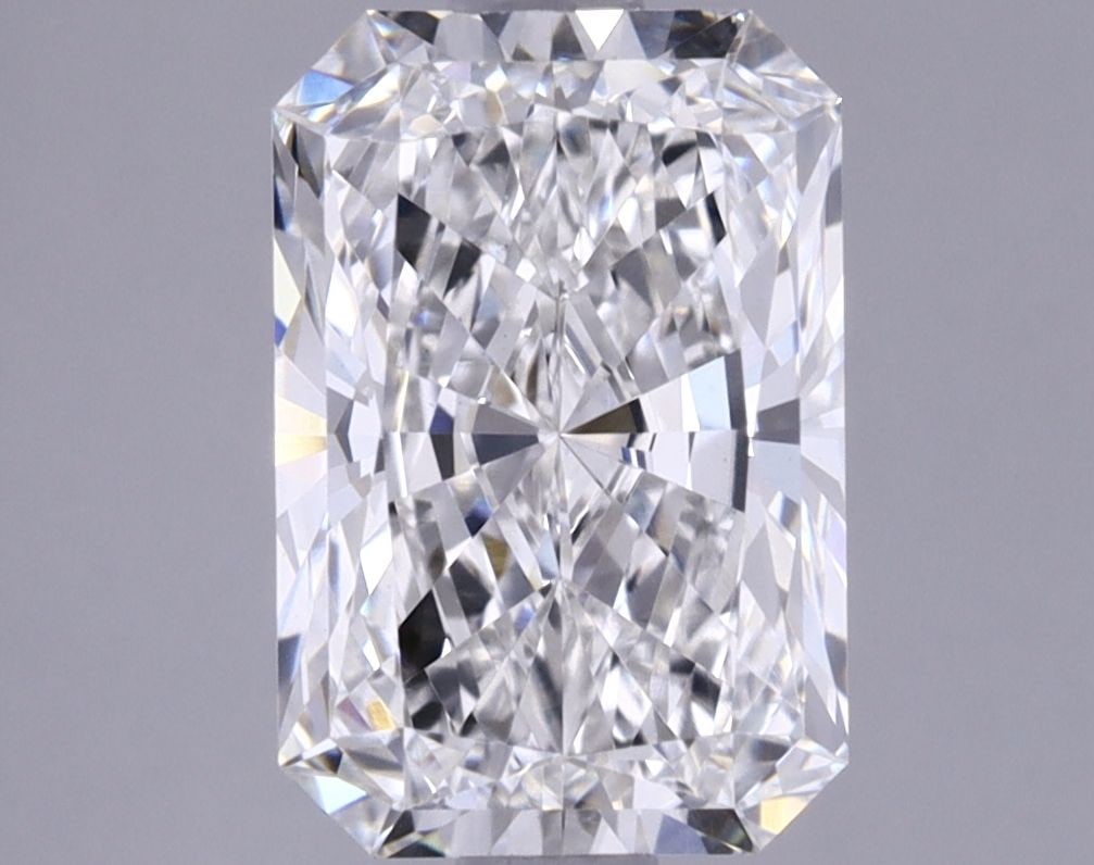 IGI Radiant 1.81ct G VVS2 Loose Lab Diamond: IGI Radiant 1.81ct G VVS2 Loose Lab Diamond Experience the brilliance of a laboratory-grown diamond, certified by IGI as a radiant G VVS2 loose lab diamond weighing 1.81 carats. Its exceptional clarit