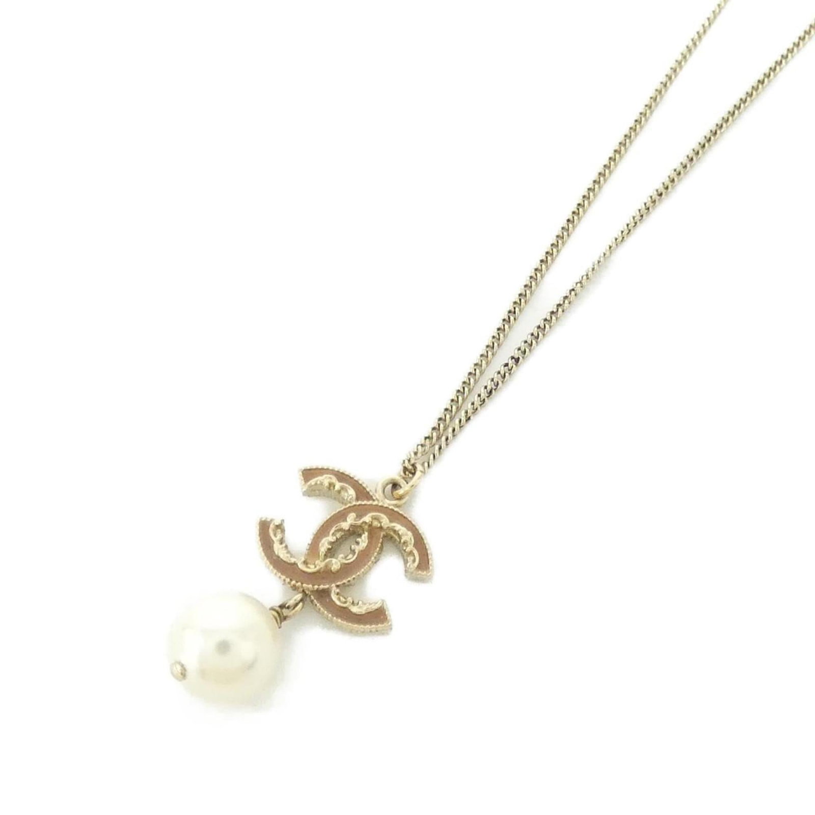 necklace Chanel: necklace Chanel A stunning Chanel necklace in beige and white hues, perfect for adding a touch of timeless elegance to any outfit. With its classic design and durable construction, this beautiful piec