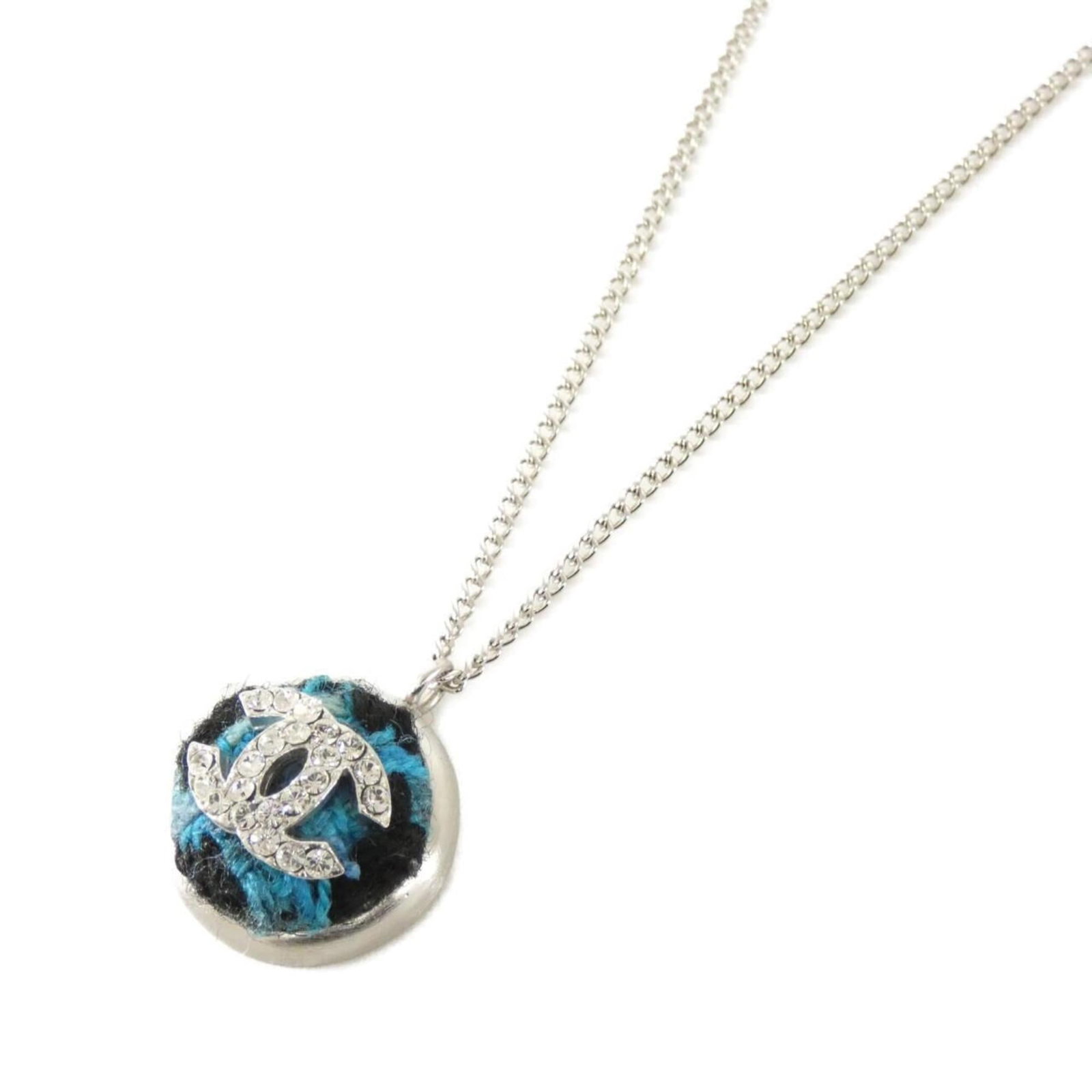 necklace Chanel: necklace Chanel A stunning Chanel blue necklace, perfectly sized to add a touch of sophistication to any outfit. With its 20mm x 20mm pendant and adjustable 42.5cm chain, this beautiful piece is sure