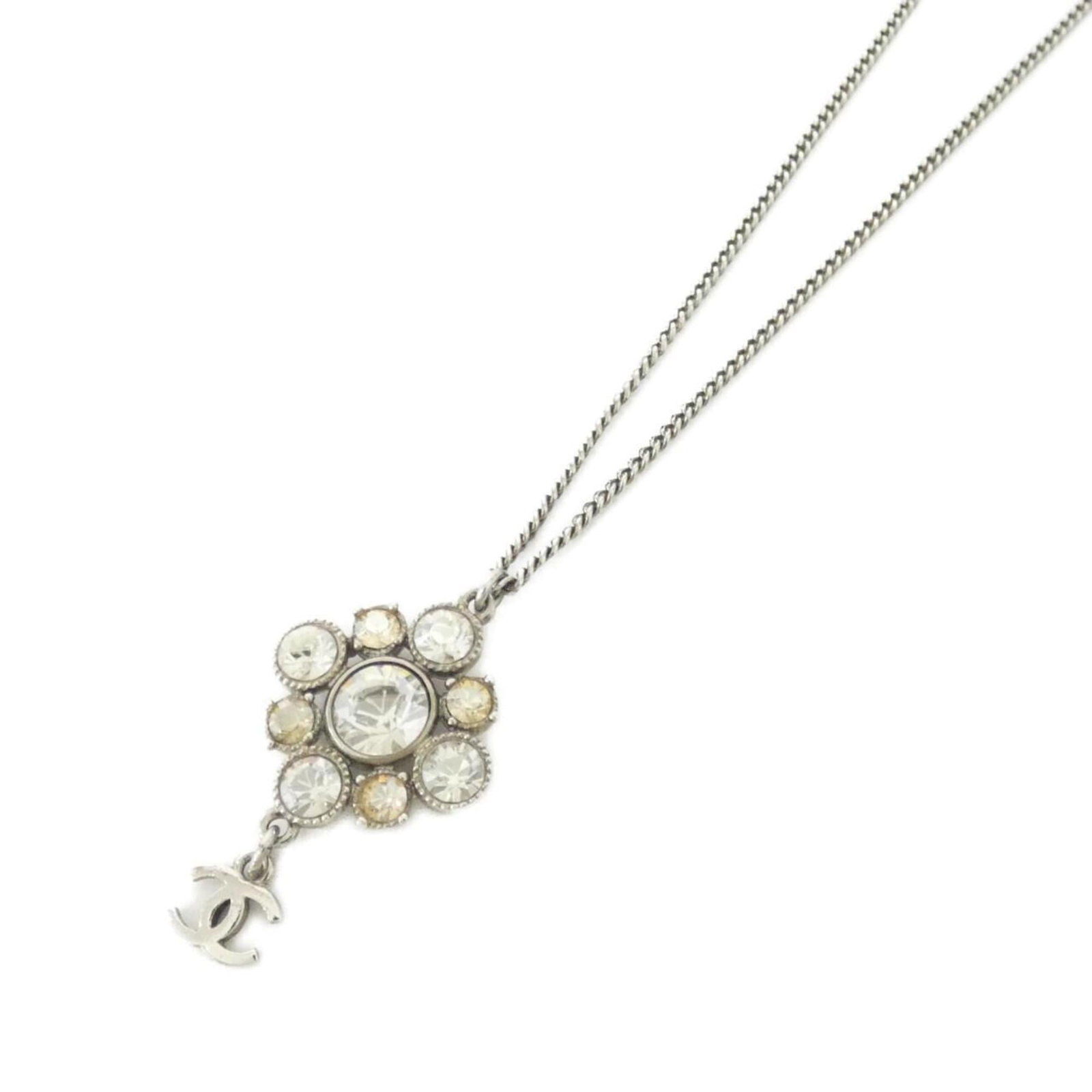 Necklace Chanel 37251: Necklace Chanel 37251 A stunning Chanel necklace in silver, adorned with a beautiful crystal pendant, adds a touch of timeless elegance to any outfit. With its adjustable 43-49cm chain and classic des