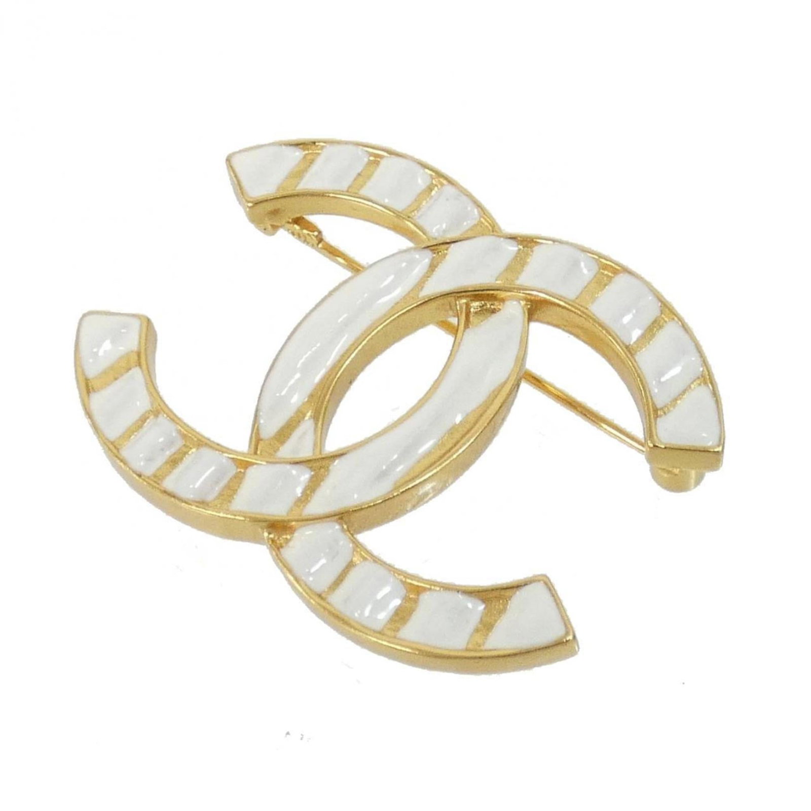 Brooch Chanel: Brooch Chanel A stunning Chanel brooch, crafted in gold and white, adds a touch of timeless elegance to any outfit. With its classic design and subtle scratches from years of wear, this pre-owned piec