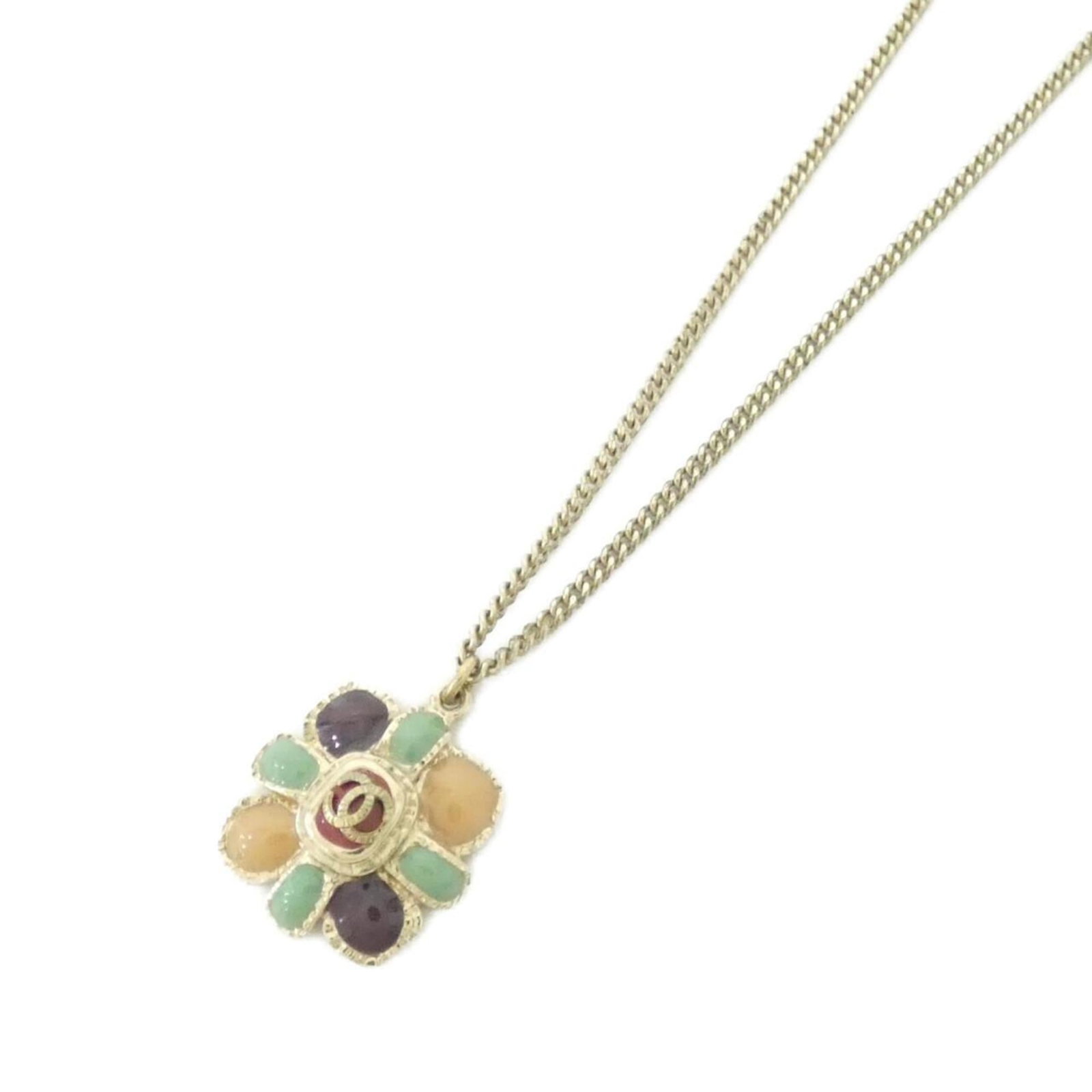necklace Chanel: necklace Chanel A stunning Chanel necklace in exquisite beige, adorned with gold accents and a vibrant green gemstone, adds a touch of timeless elegance to any outfit. Its 42cm chain length provides a