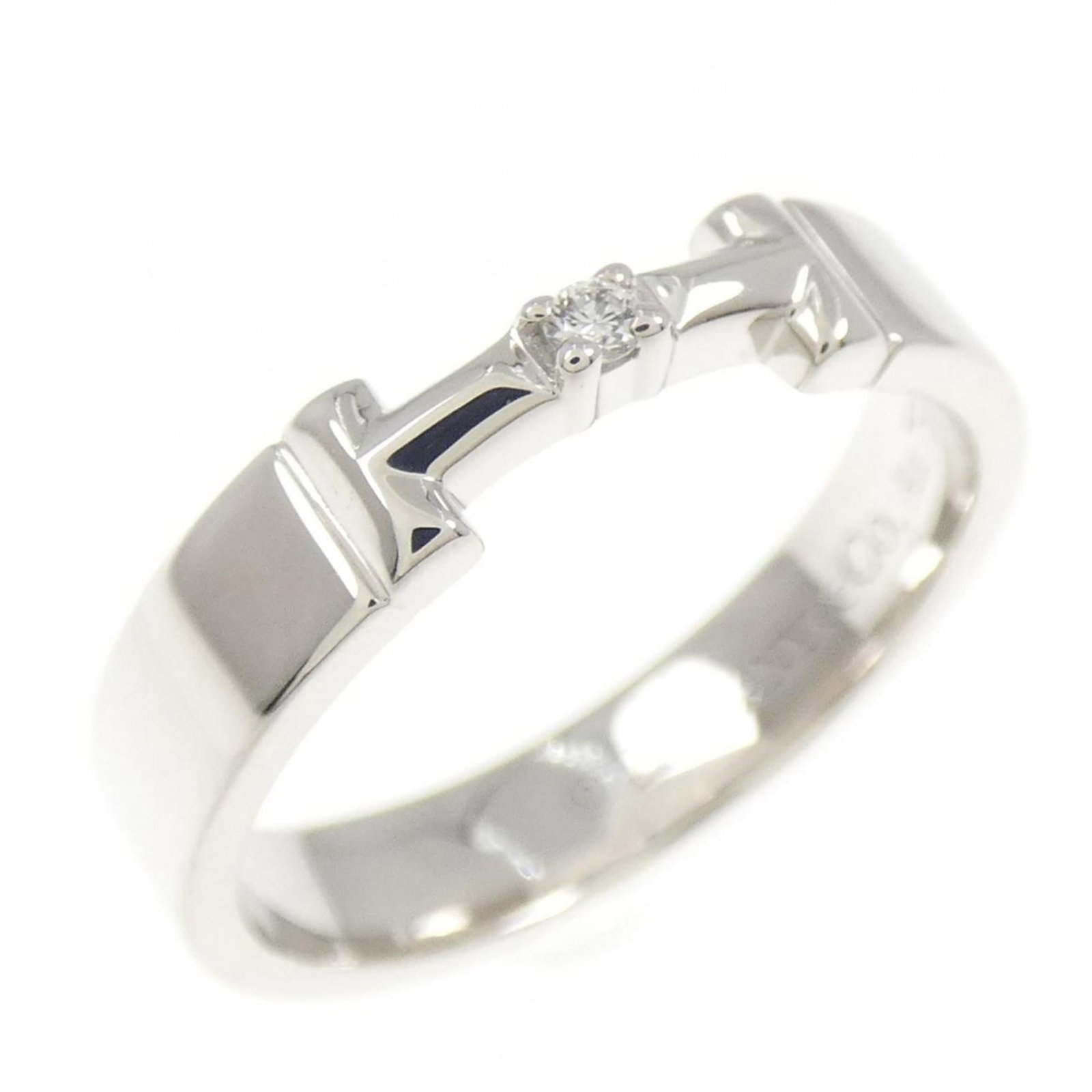 (18K) Tiffany Band Ring White Gold: (18K) Tiffany Band Ring White Gold Elevate your everyday style with the timeless elegance of Tiffany & Co.'s 18K white gold band ring, adorned with a sparkling diamond stone. This beautiful piece is c